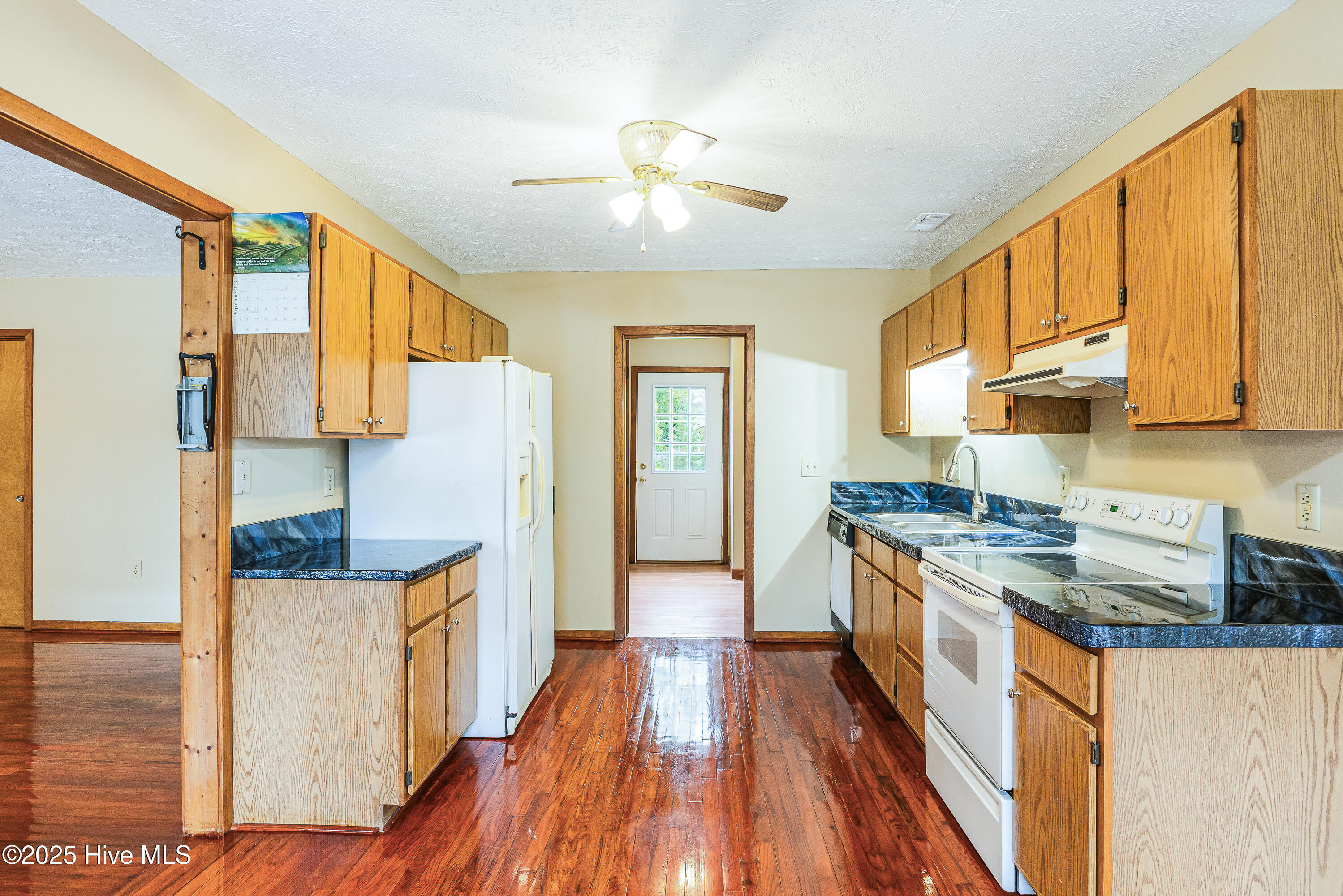 100528021 | Photo 12