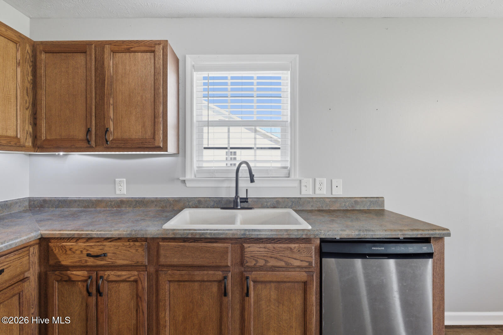 100569948 | Photo 11