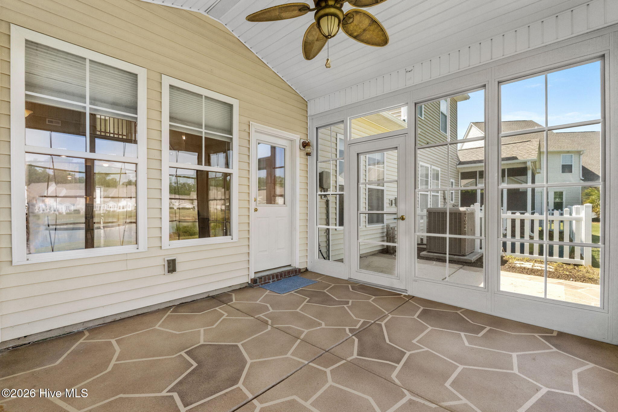 100570340 | Photo 50