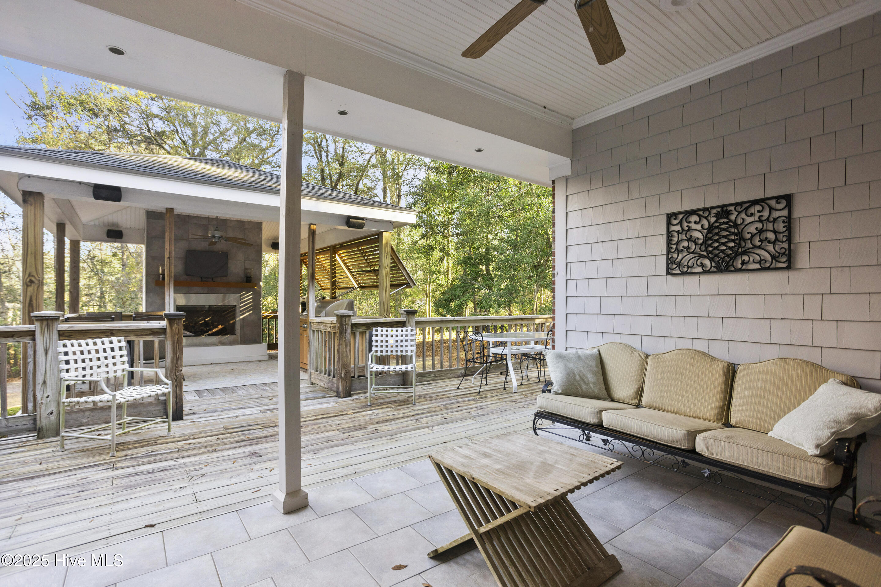 100550933 | Photo 32