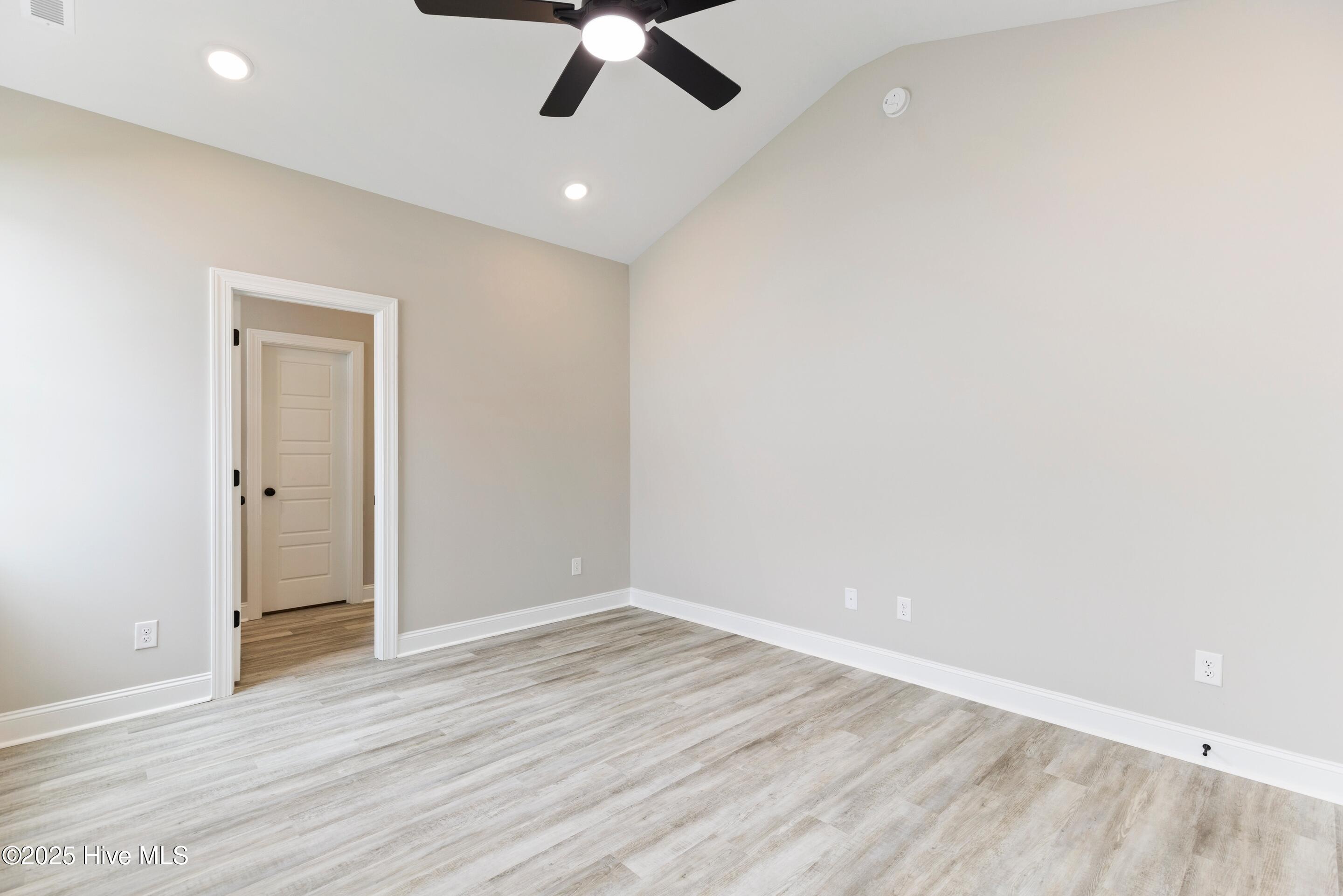 100524111 | Photo 31