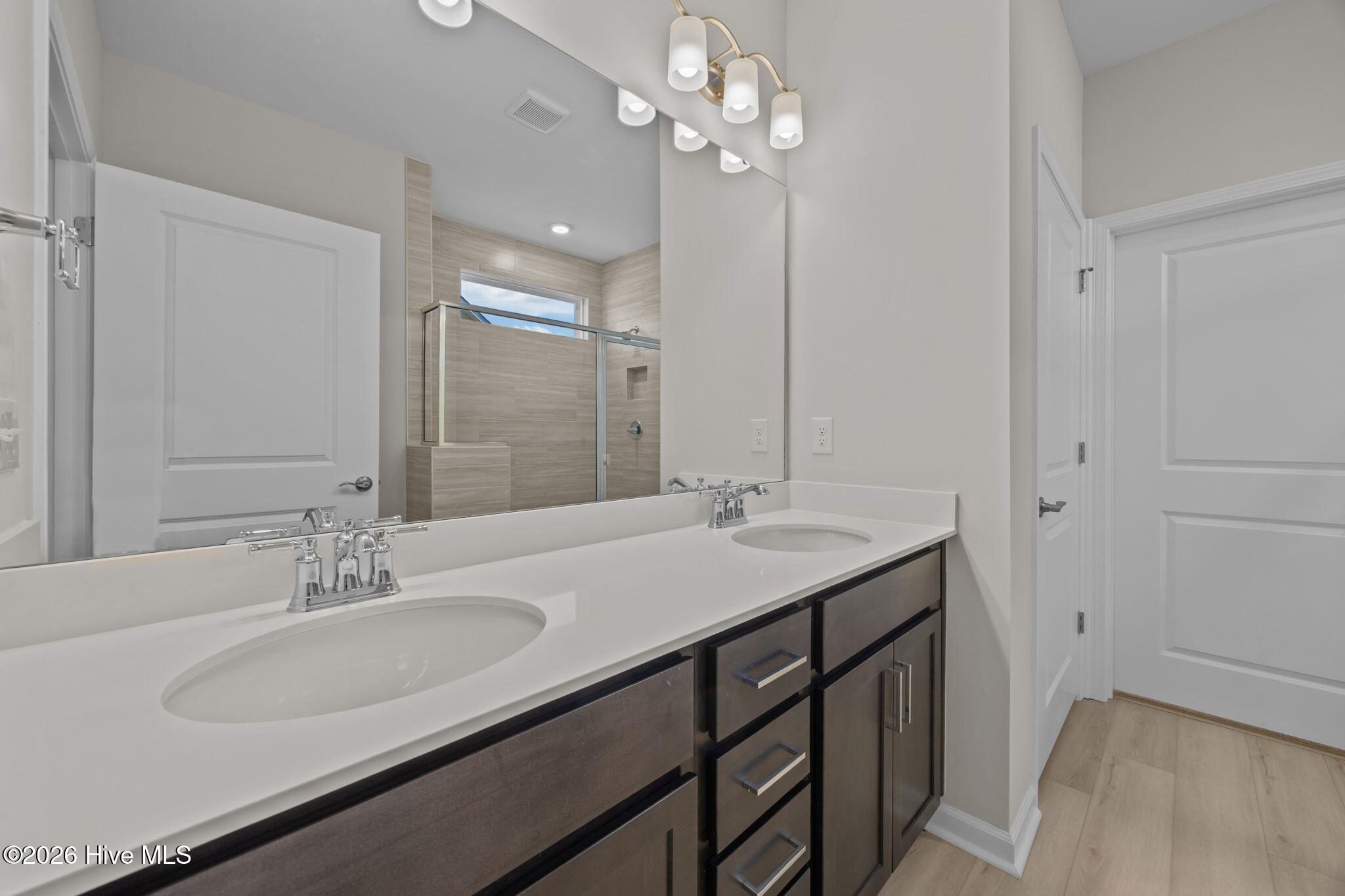 100509950 | Photo 16