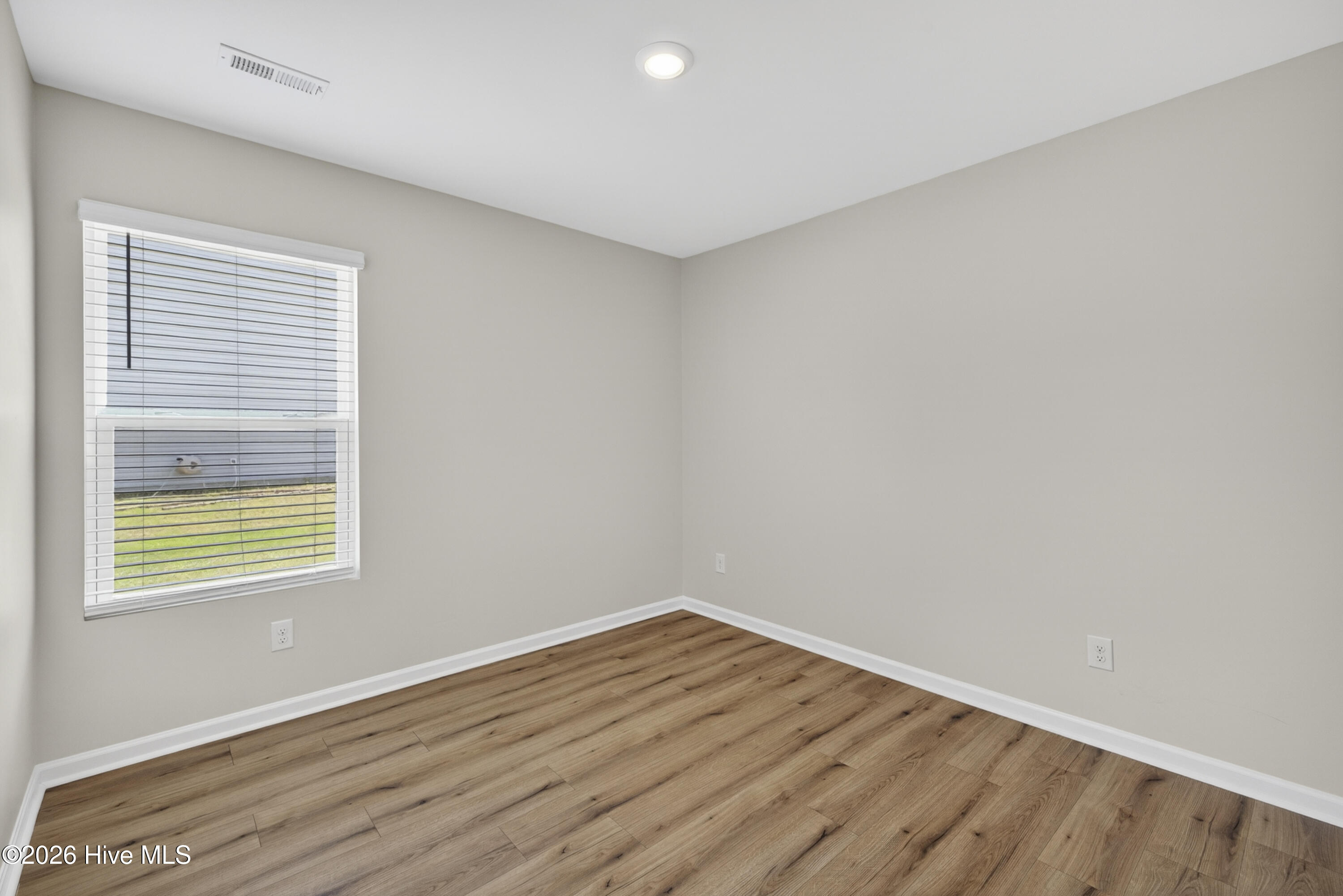 100570076 | Photo 17