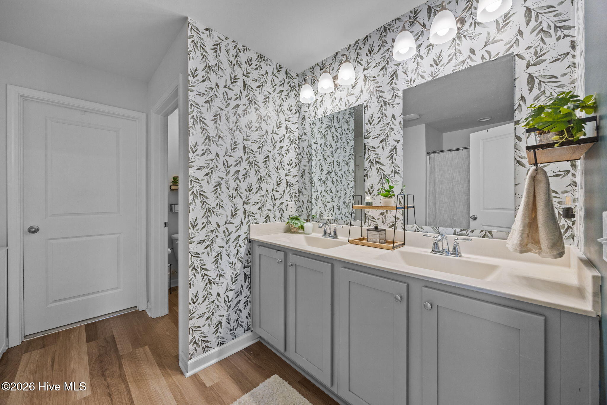 100549295 | Photo 19