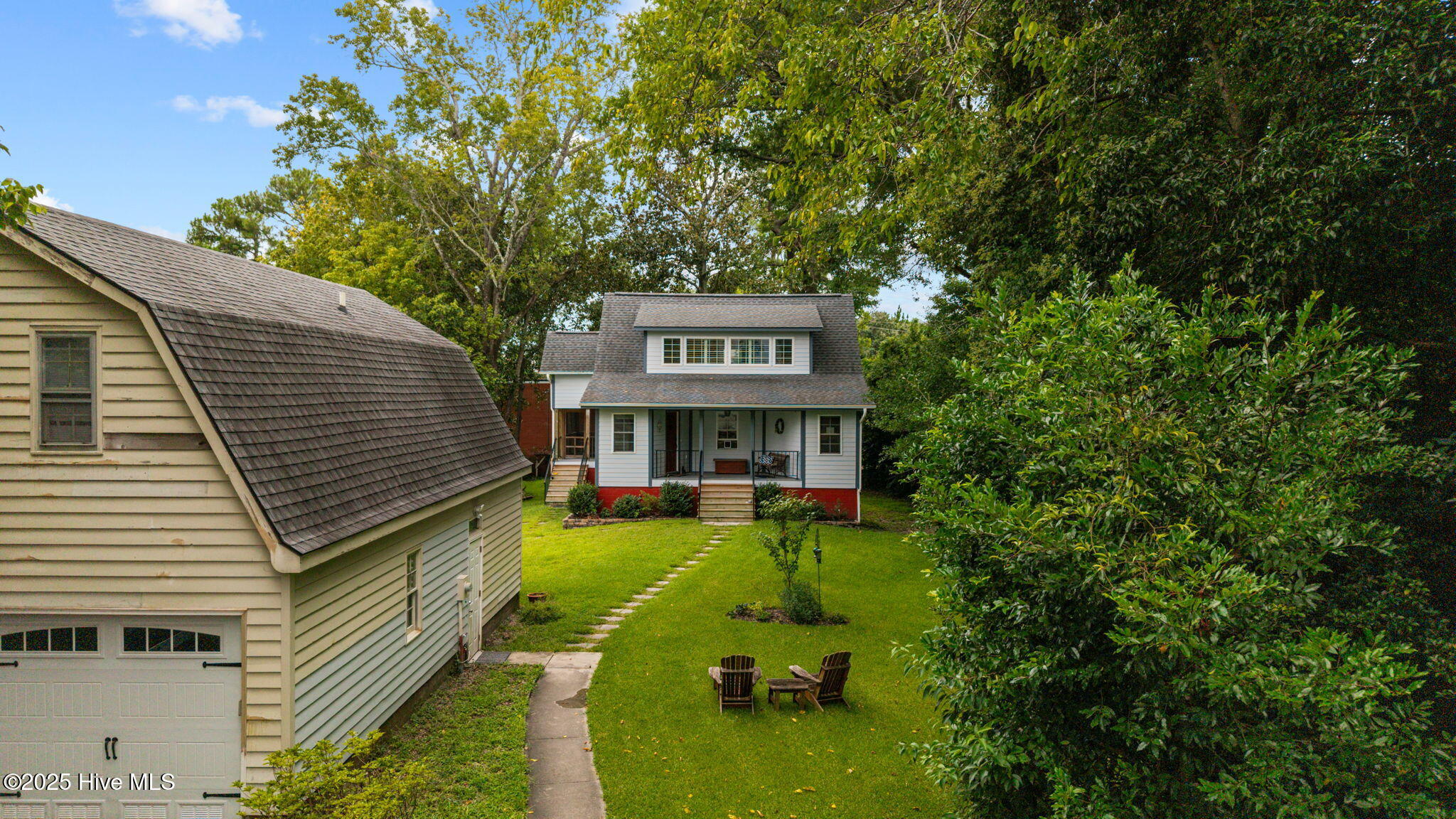 Two Car Garage w/1BR Apt