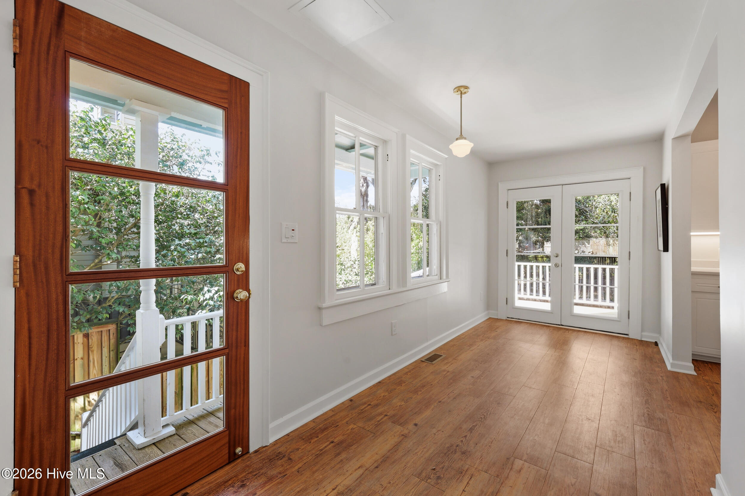 100561300 | Photo 17