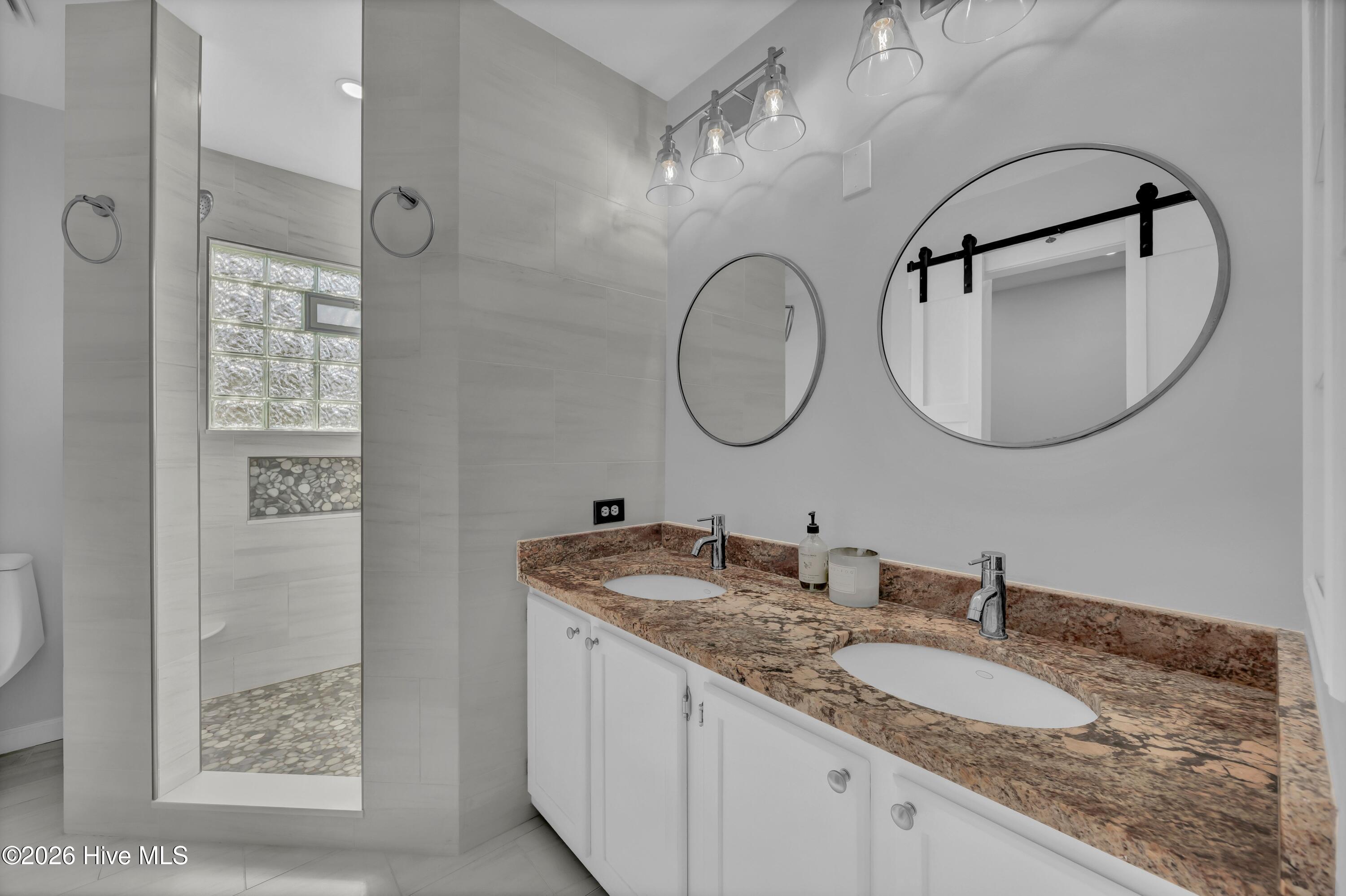 100563133 | Photo 18