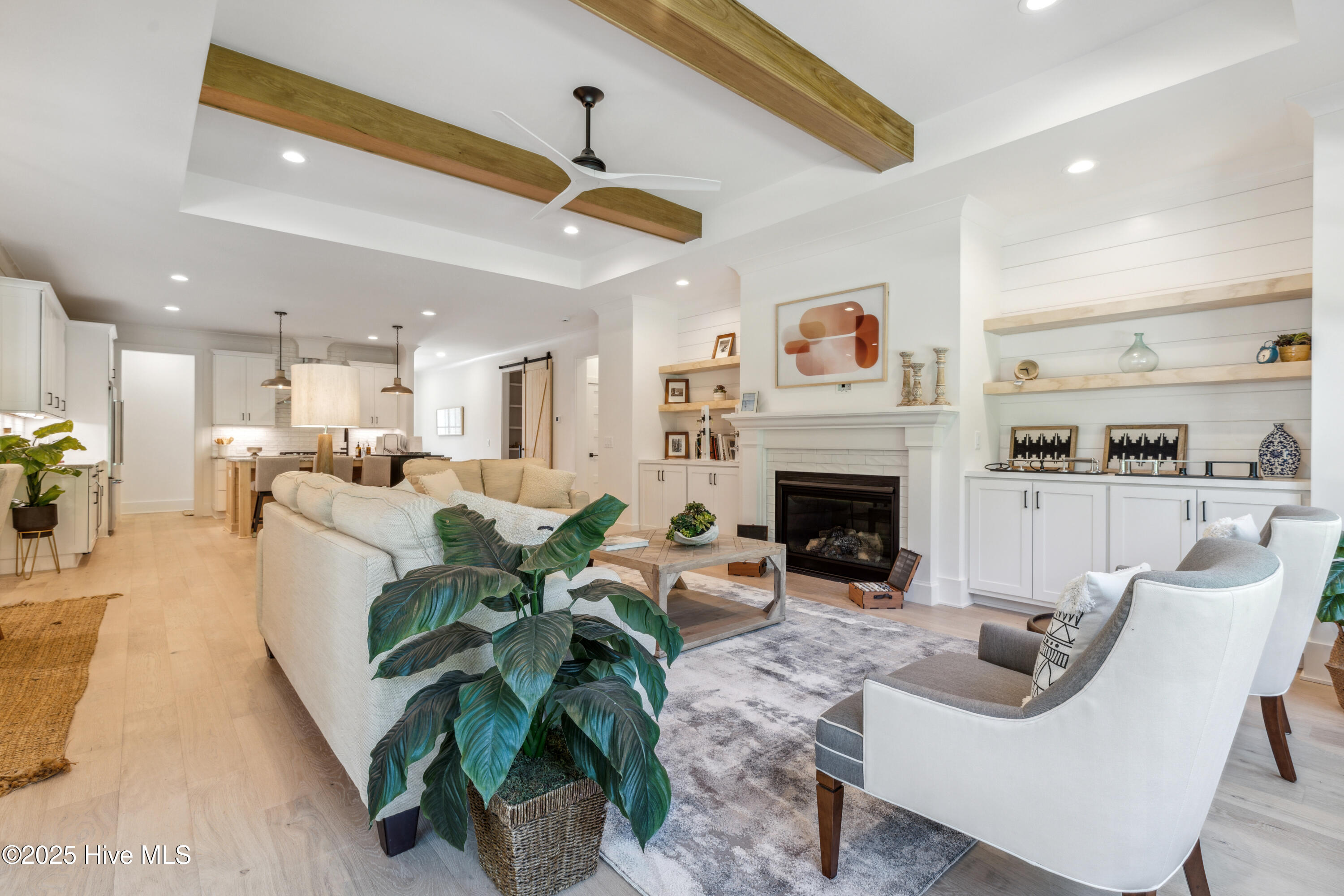 100523457 | Photo 24