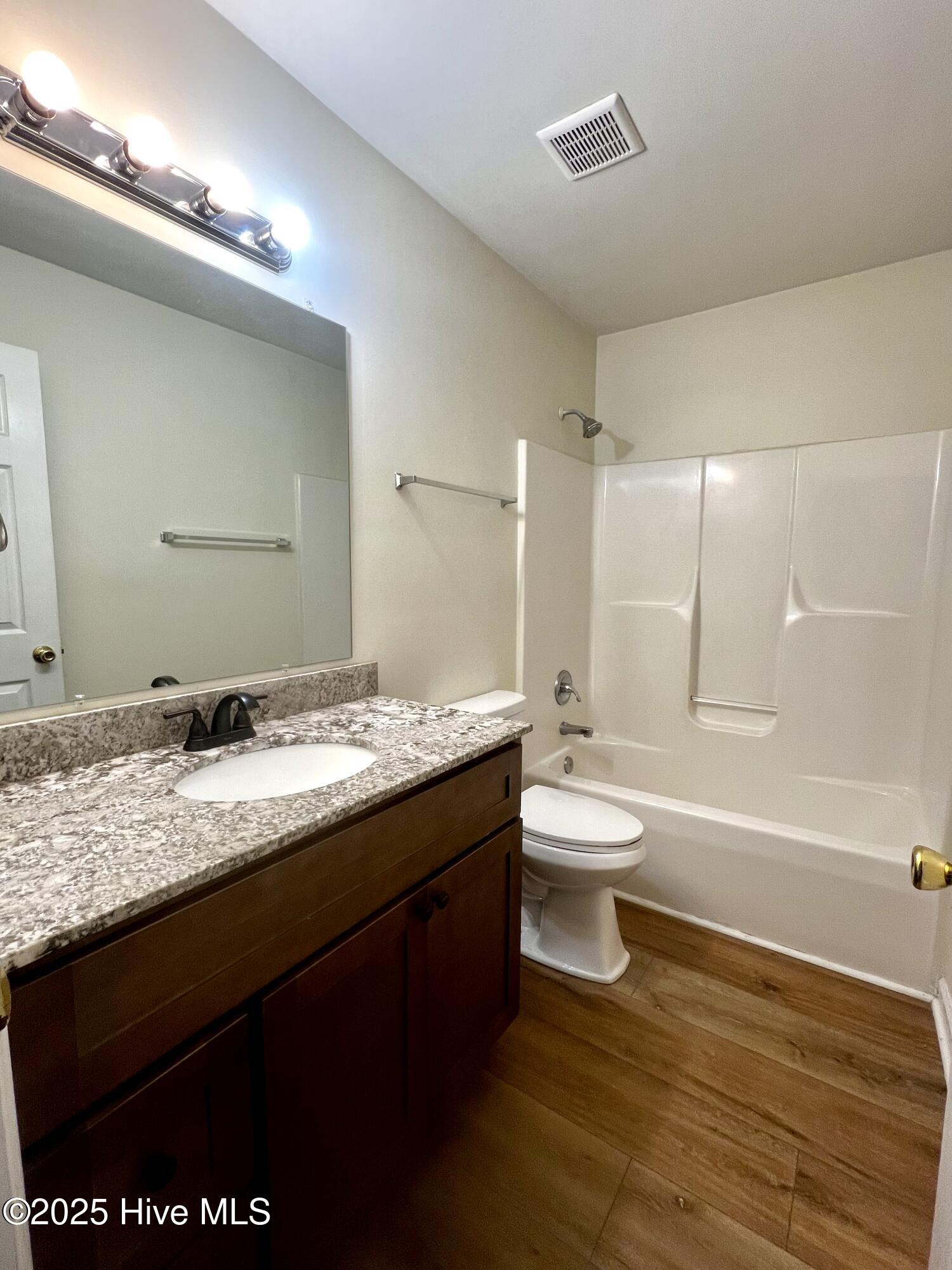 100518185 | Photo 11