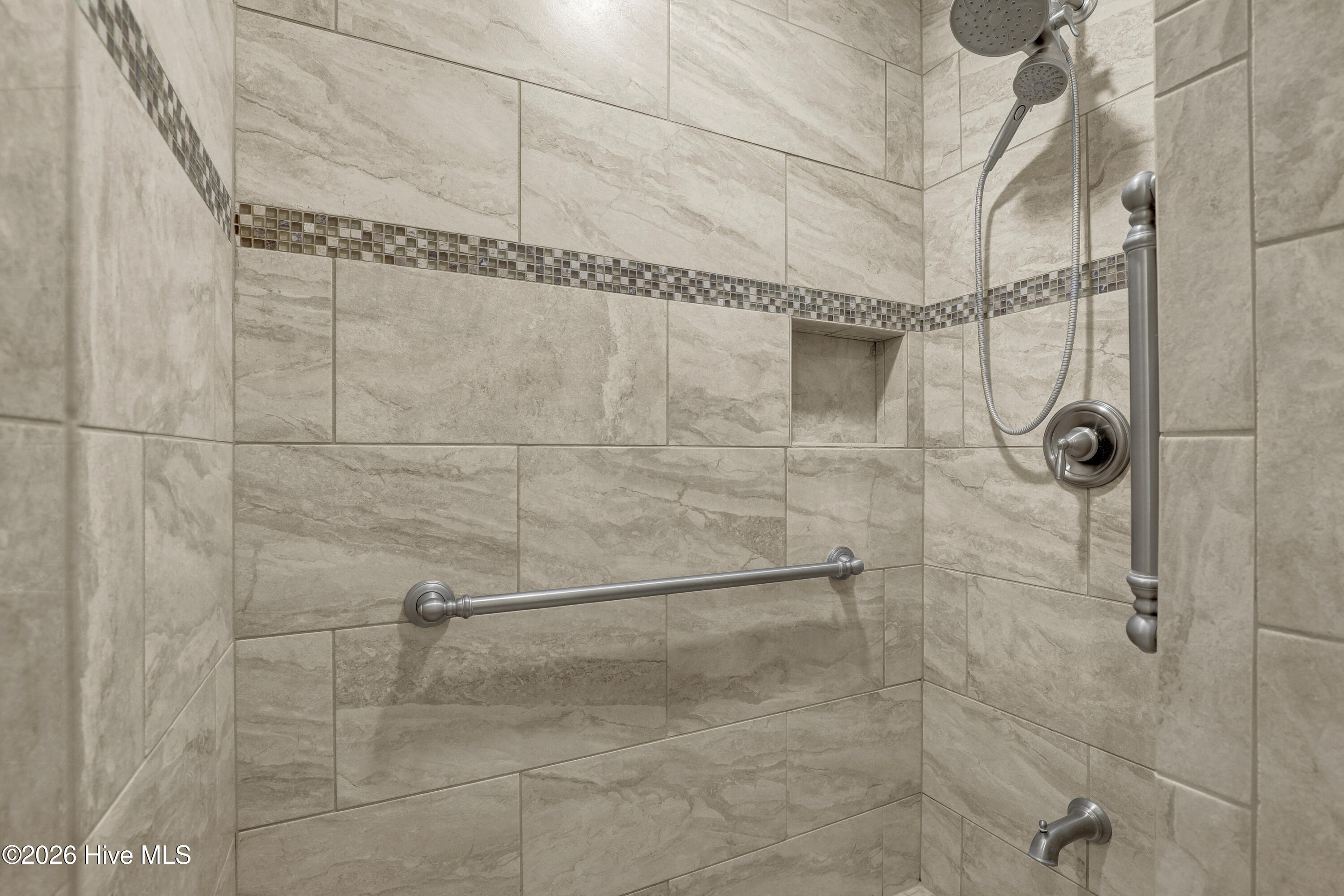 100549280 | Photo 28