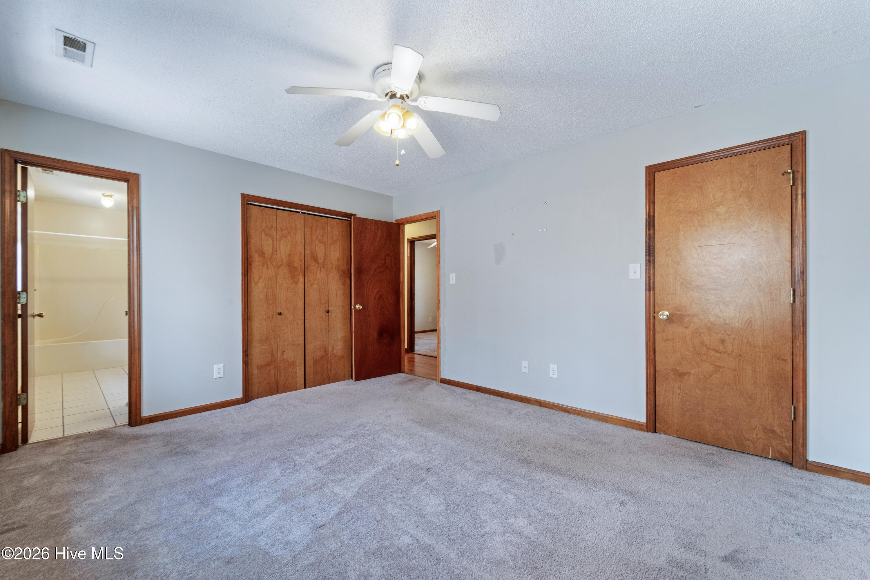 100557968 | Photo 40