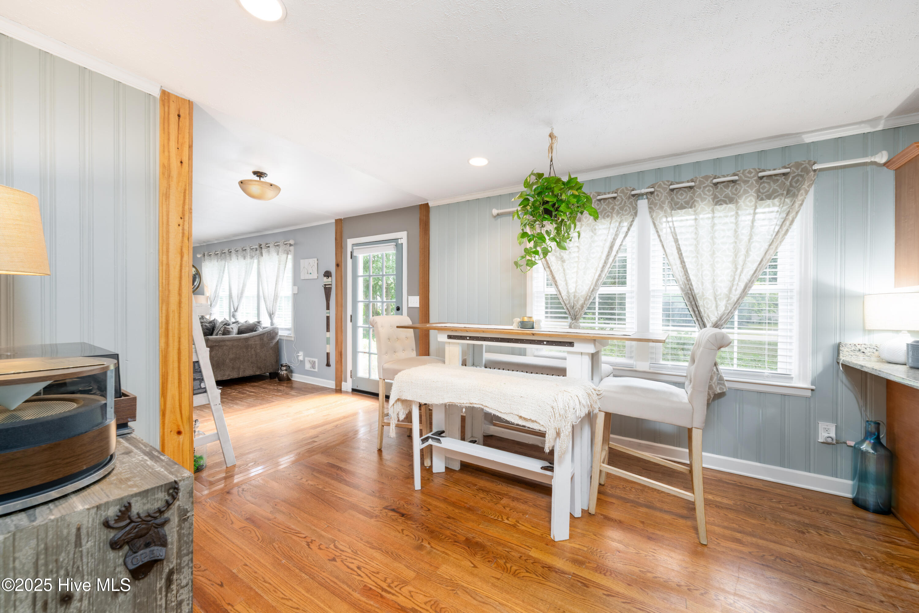 100549318 | Photo 11