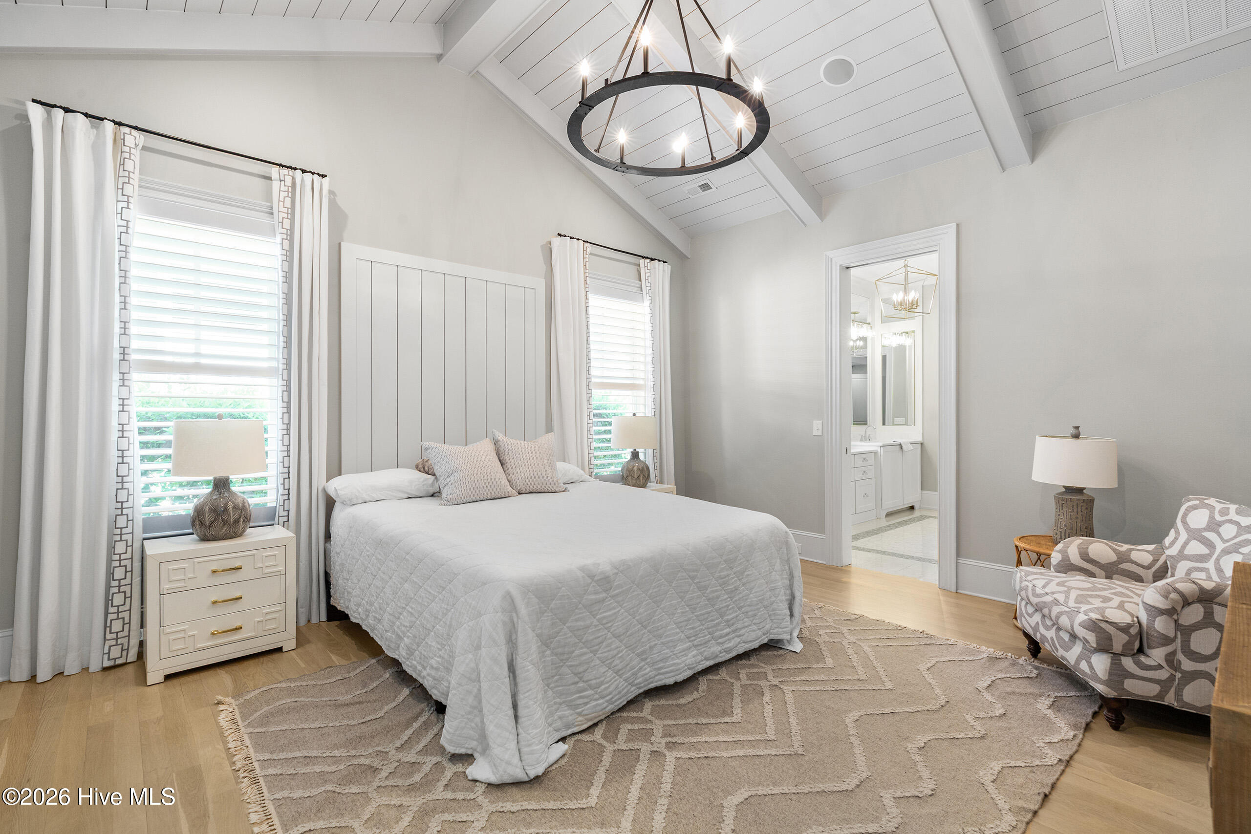 100563719 | Photo 25