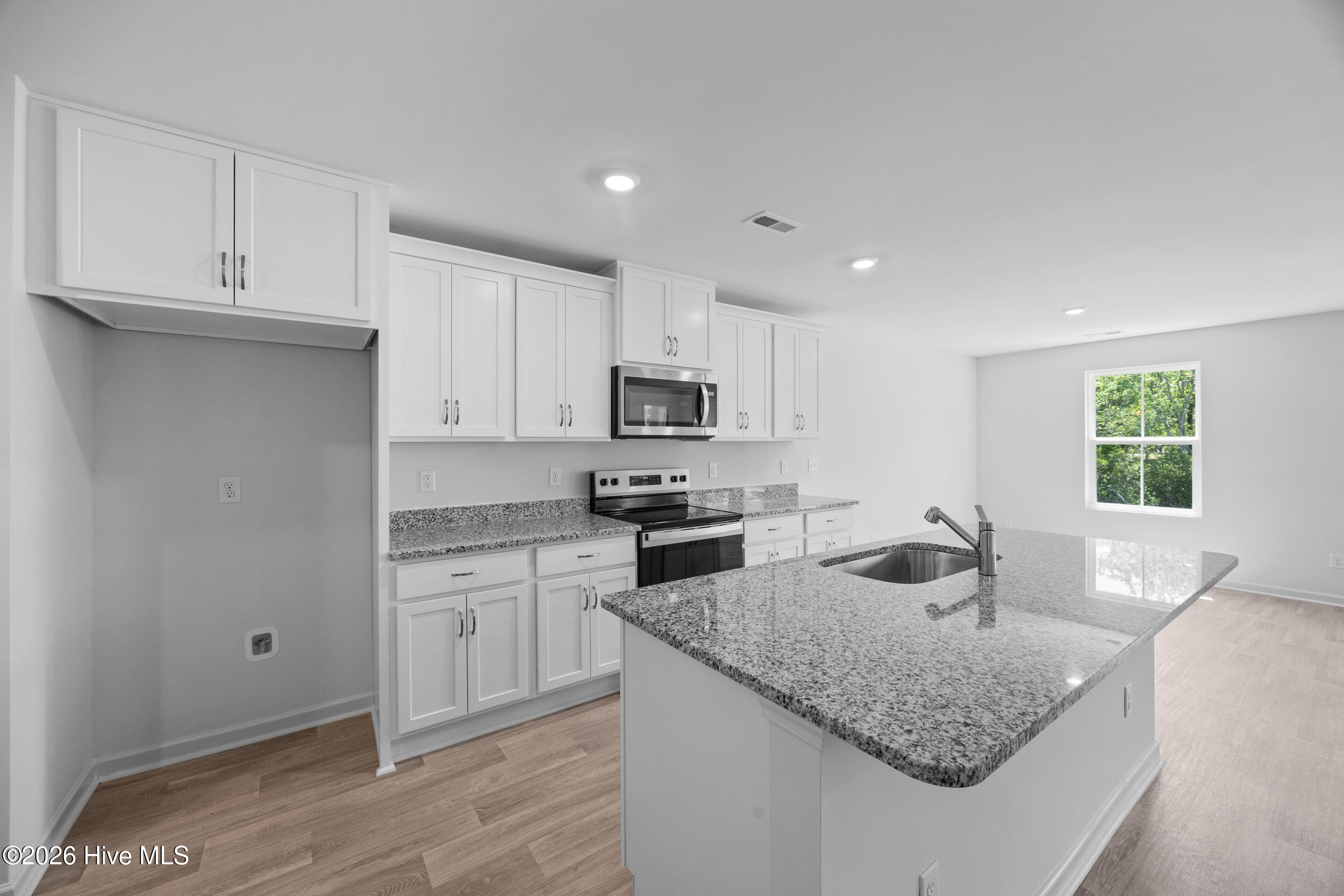 100570043 | Photo 13