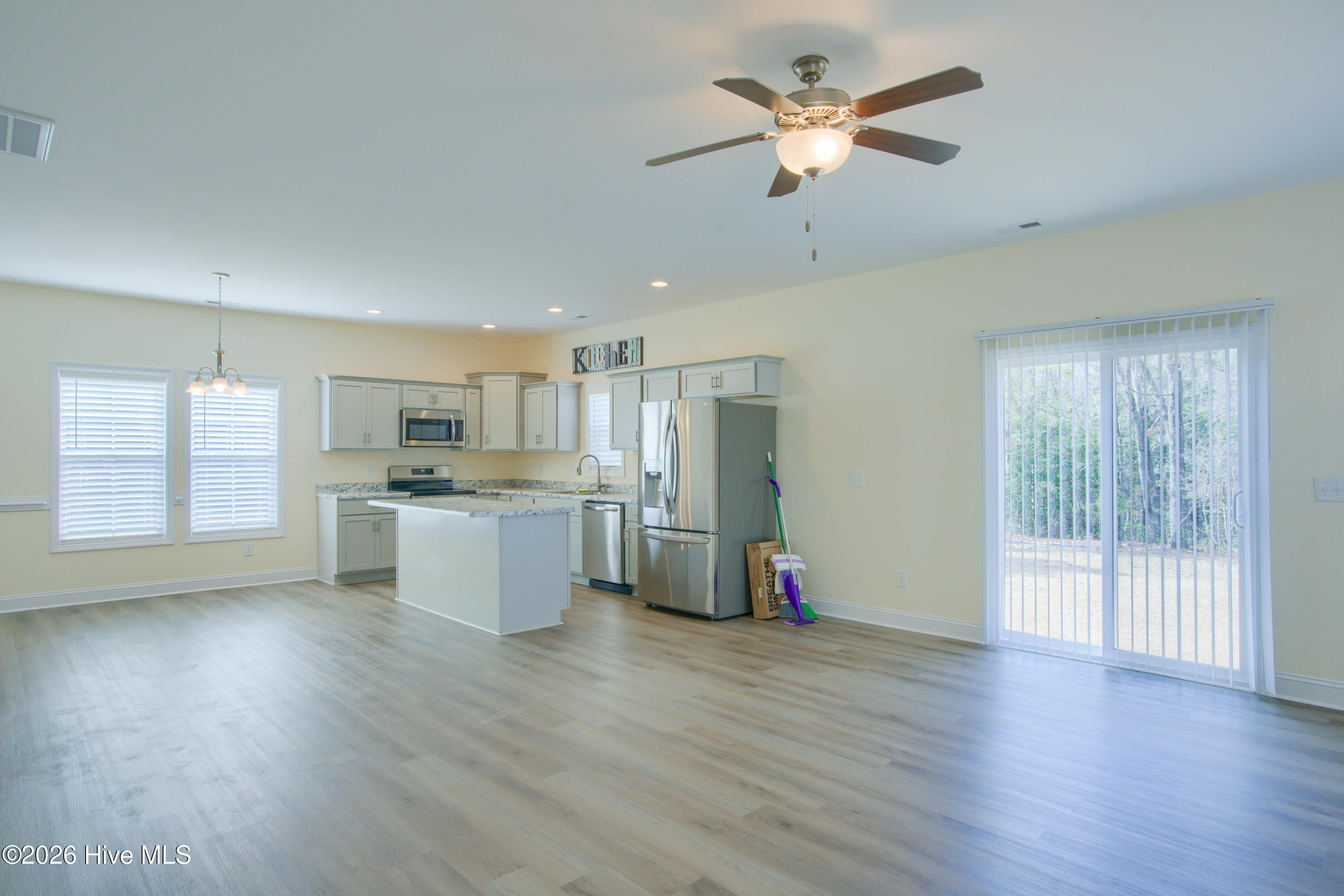 100557934 | Photo 12