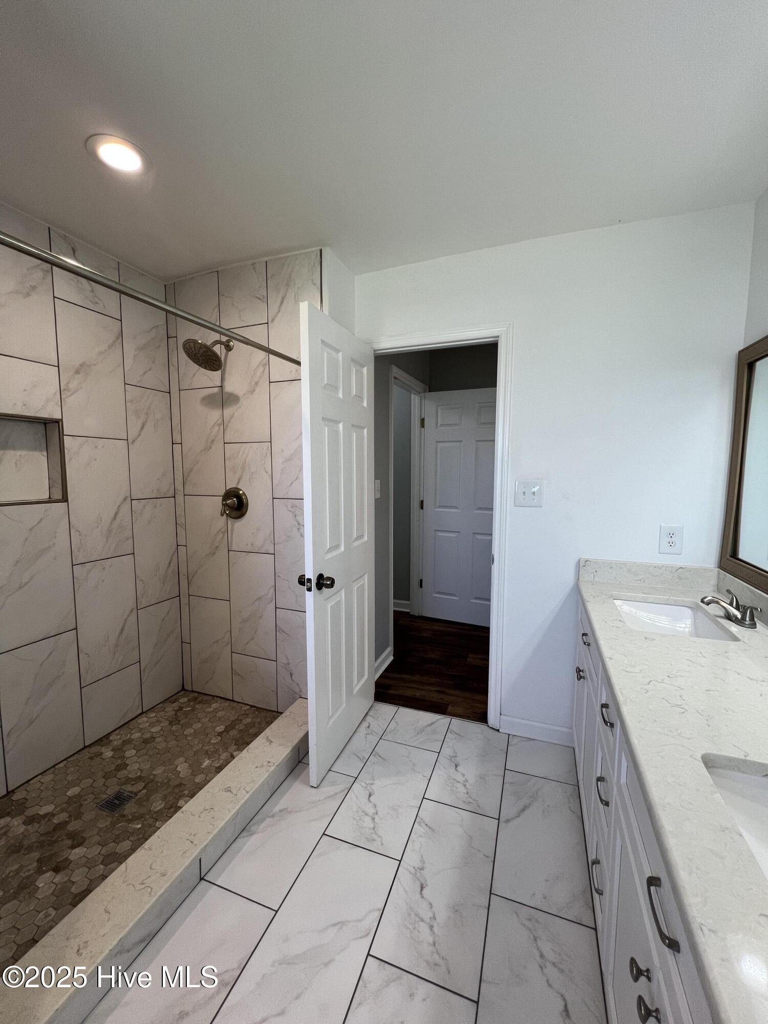 100528516 | Photo 15