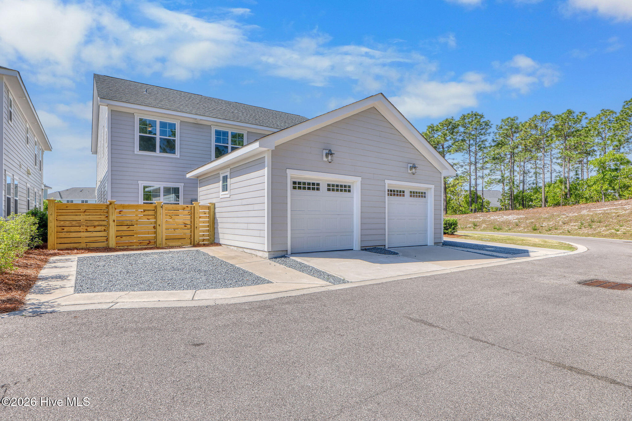 100569127 | Photo 36