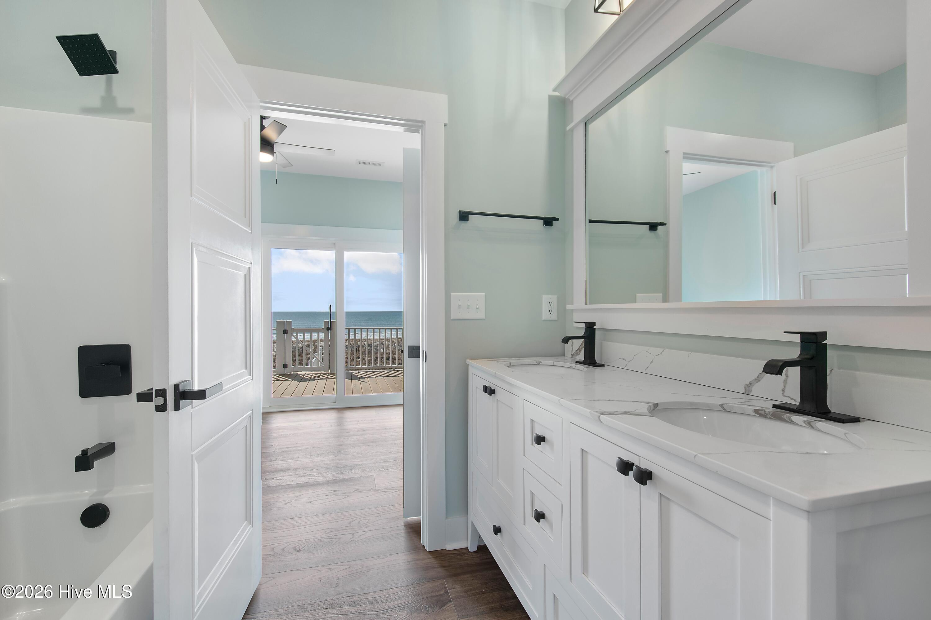 100525710 | Photo 48