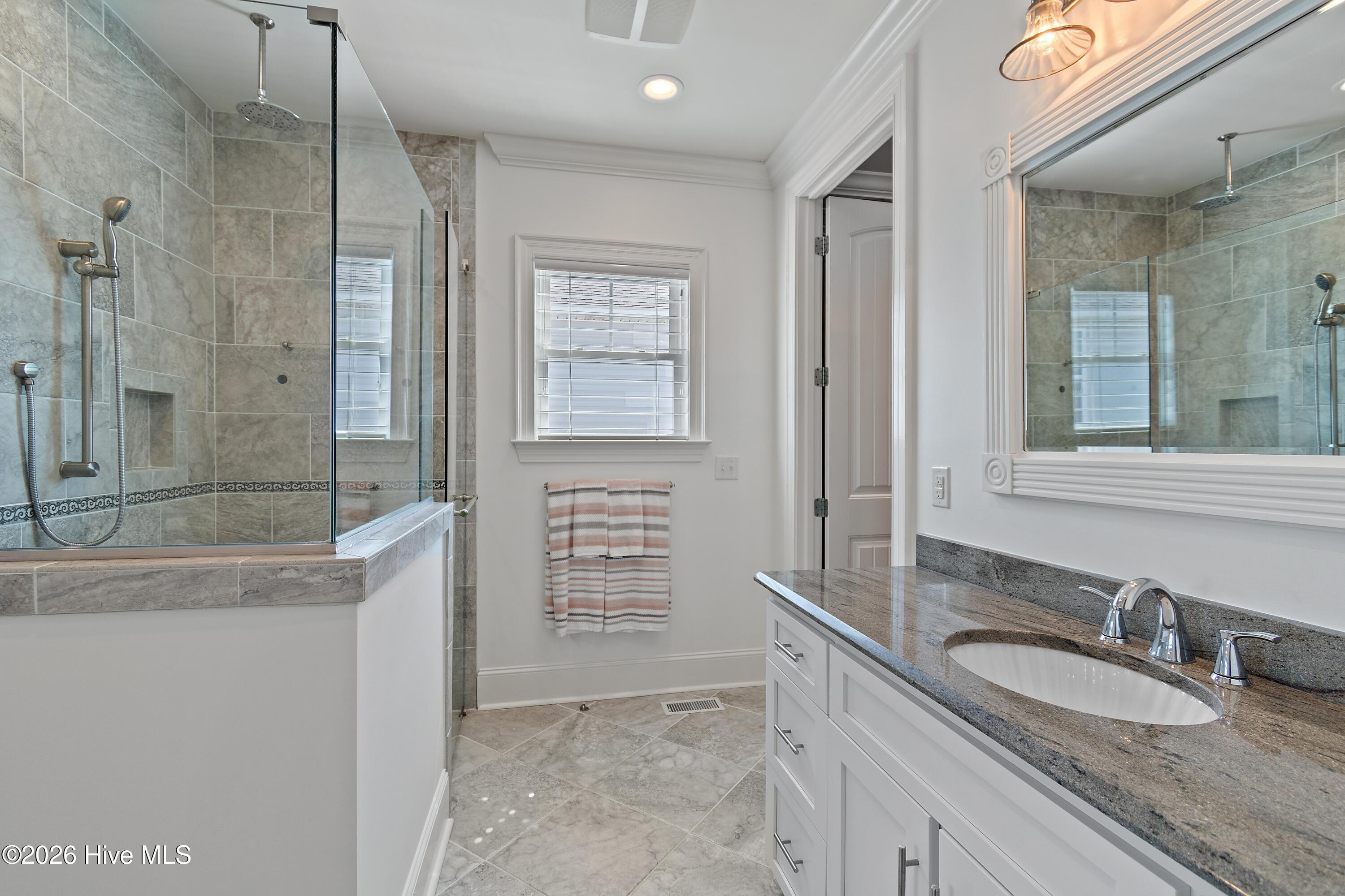 100562772 | Photo 52