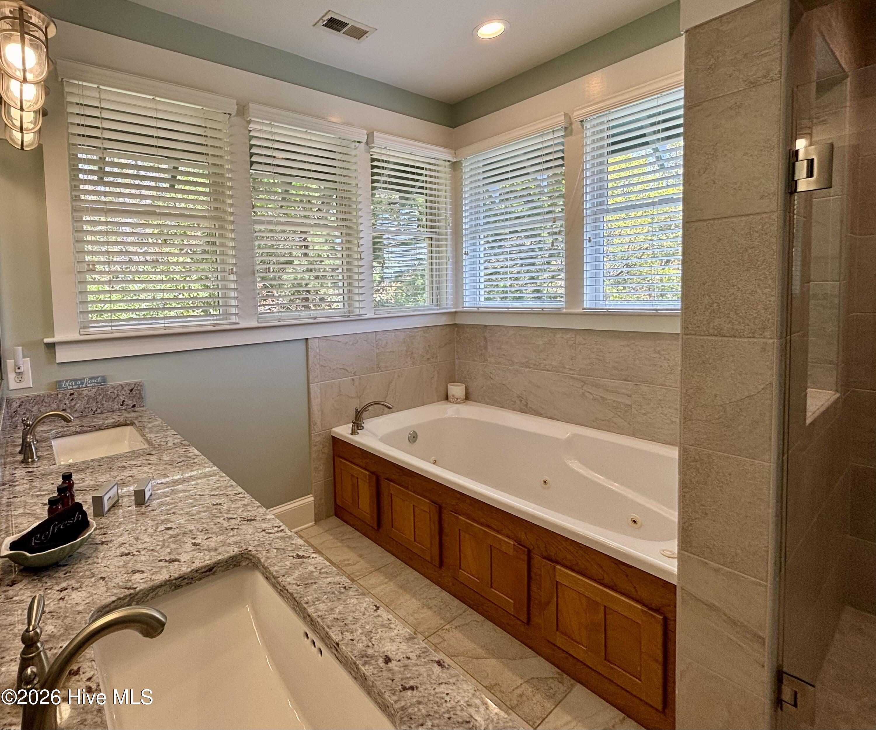 100566073 | Photo 21