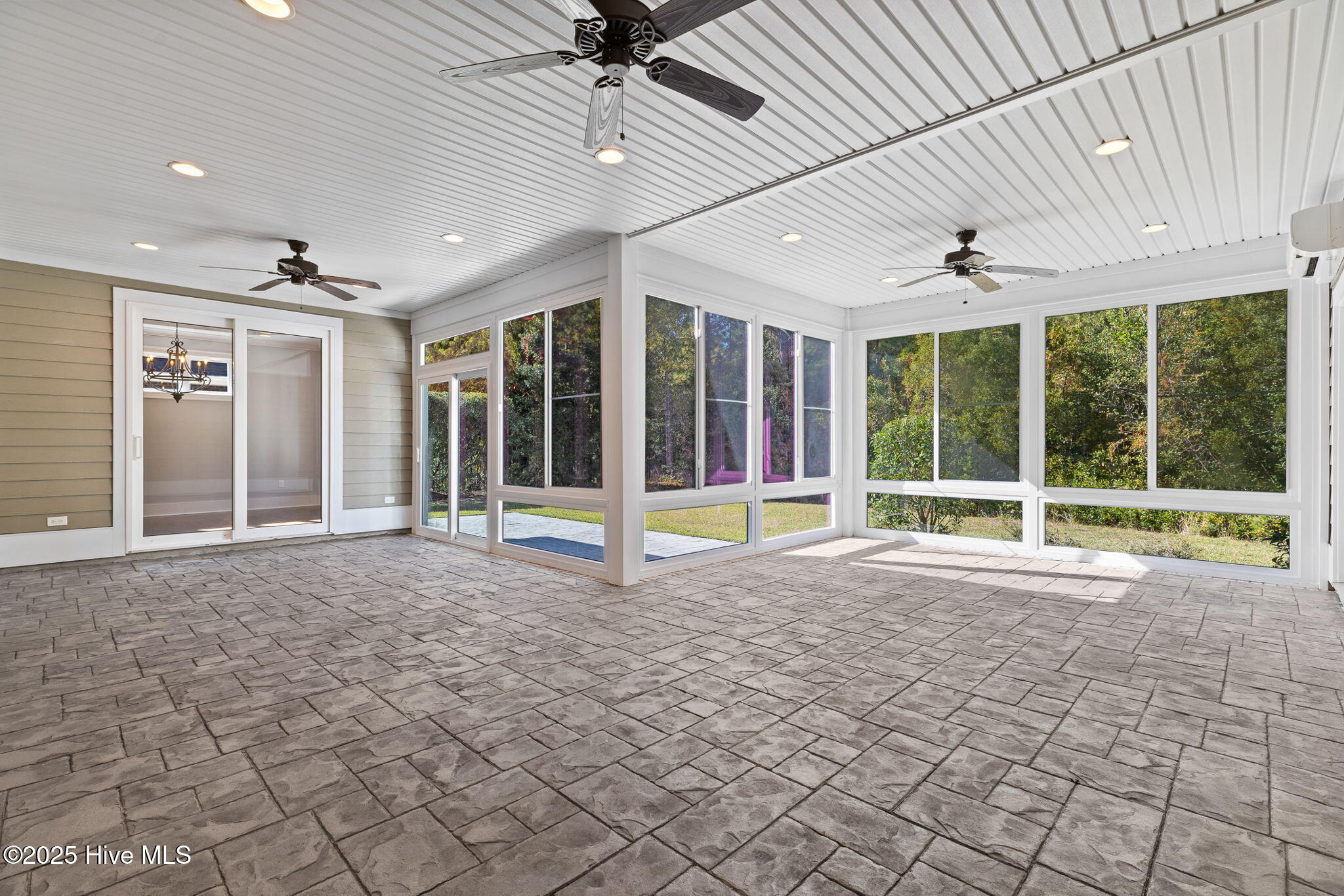 100542044 | Photo 45