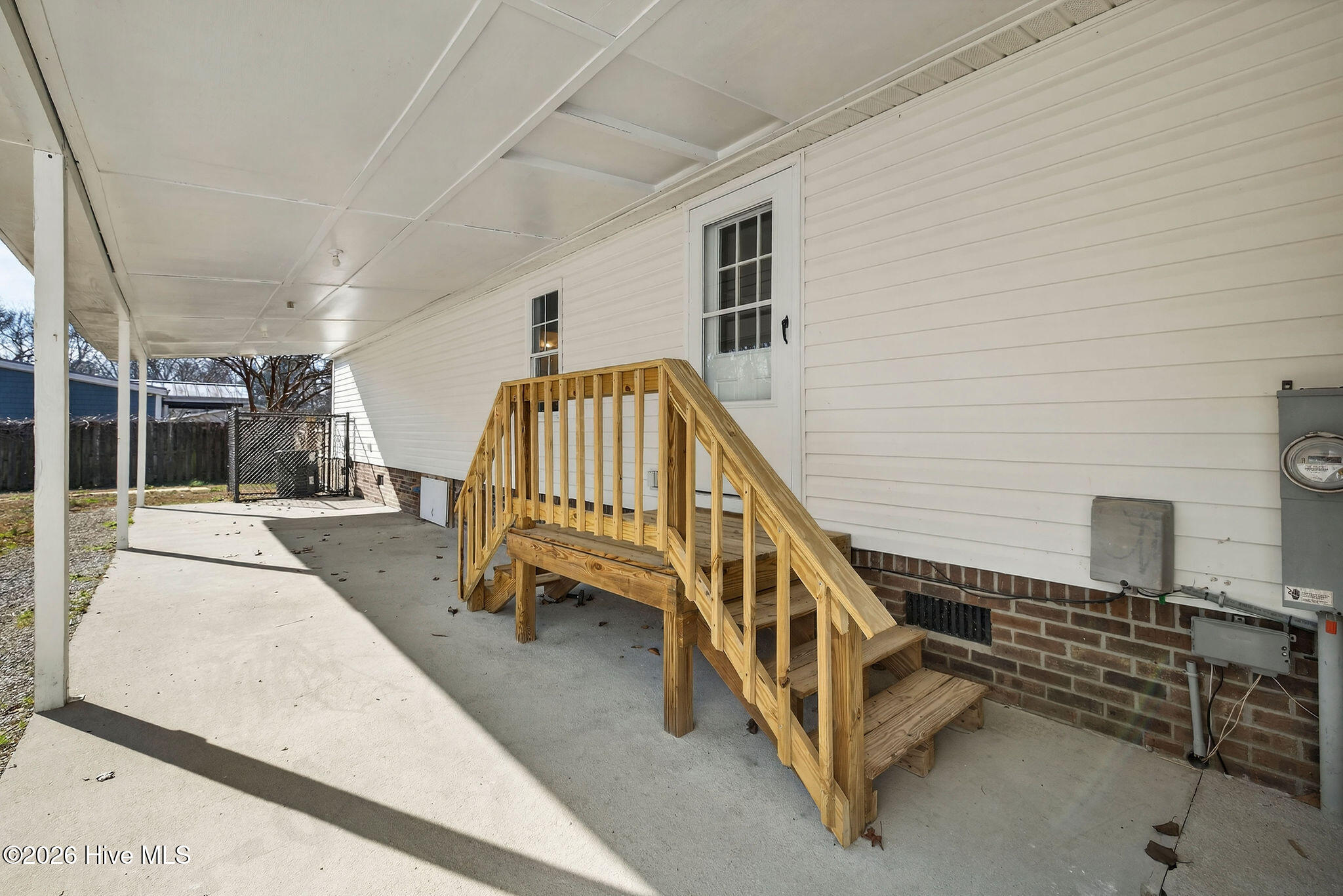 100548373 | Photo 35