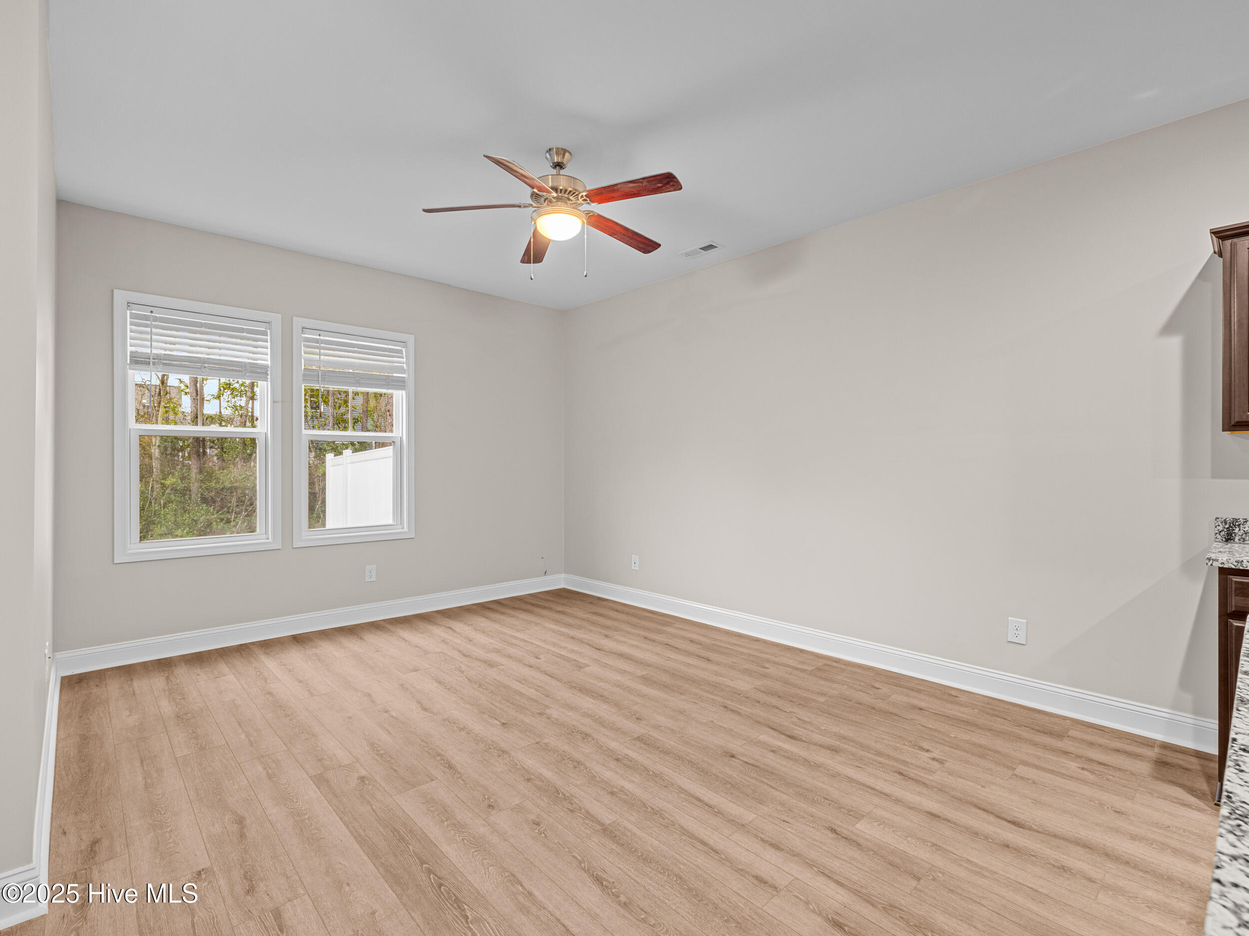 100545944 | Photo 12