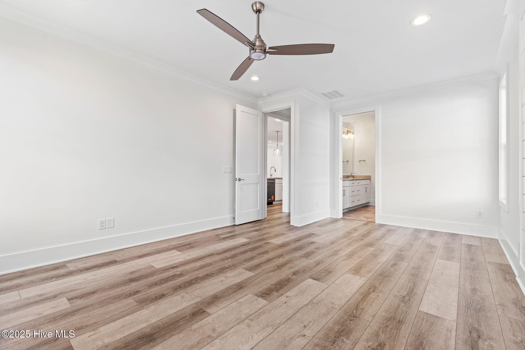 100523885 | Photo 34