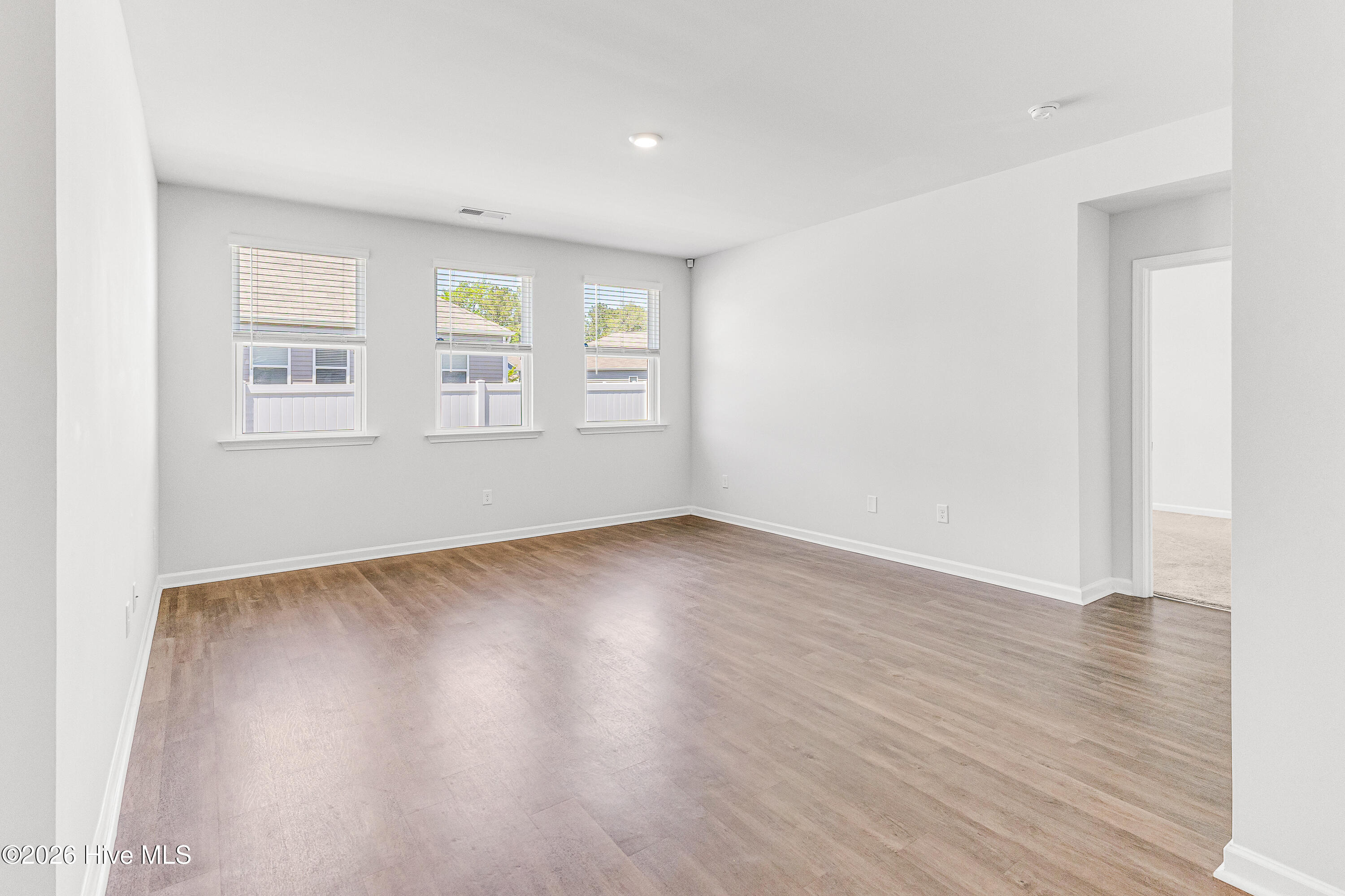 100521011 | Photo 16