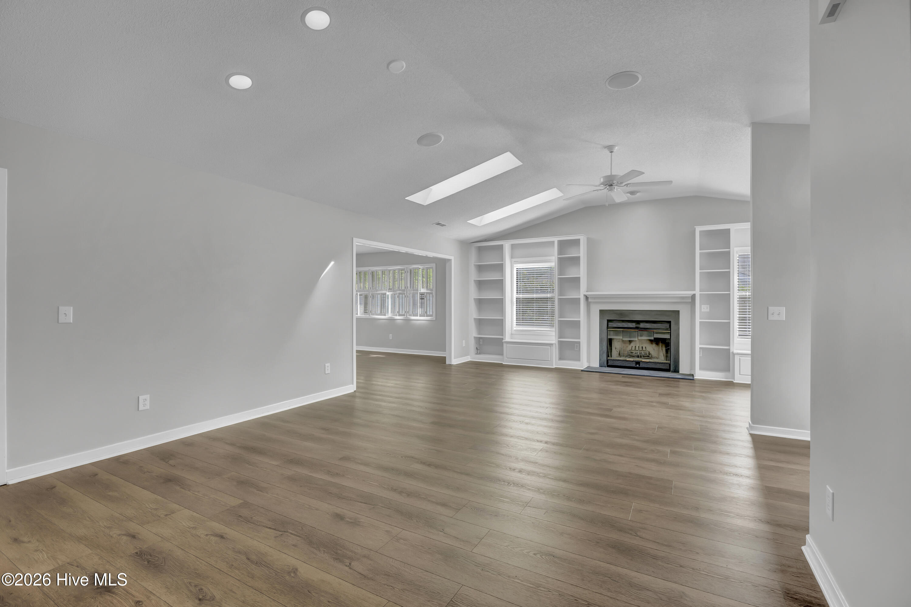 100569442 | Photo 11