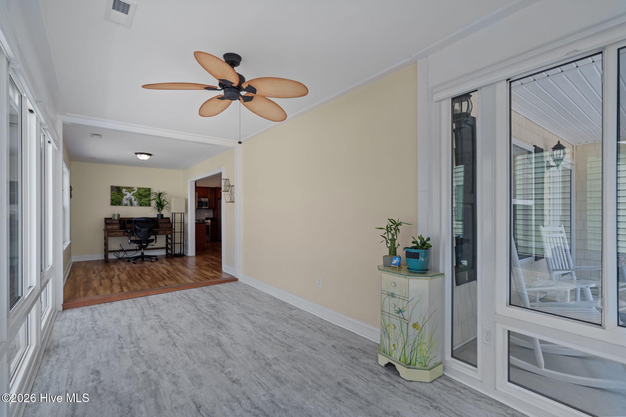 100566759 | Photo 23