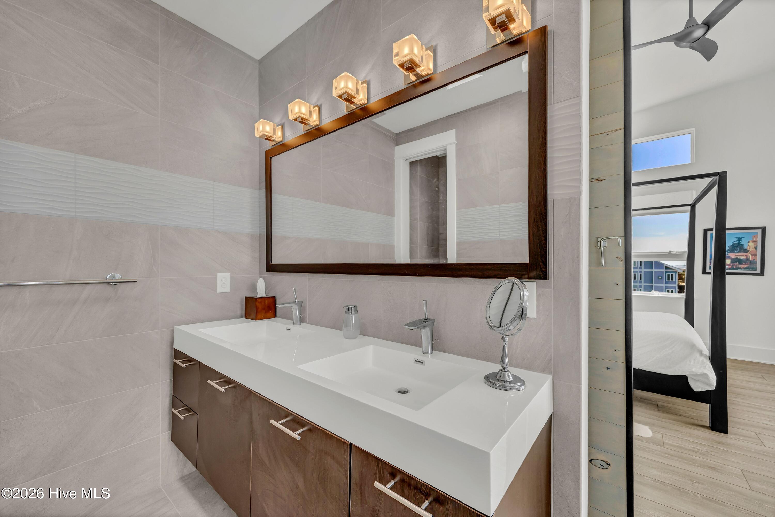 100559352 | Photo 45