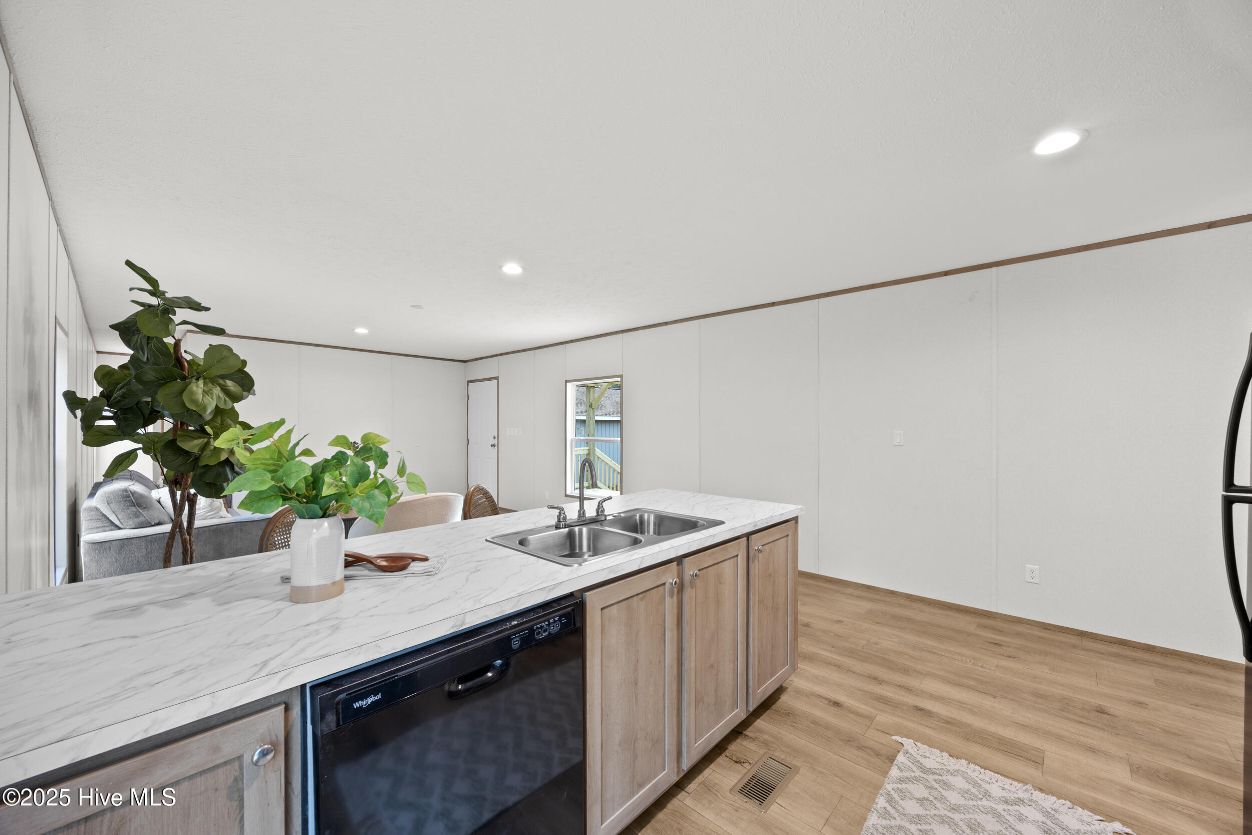 100546833 | Photo 14