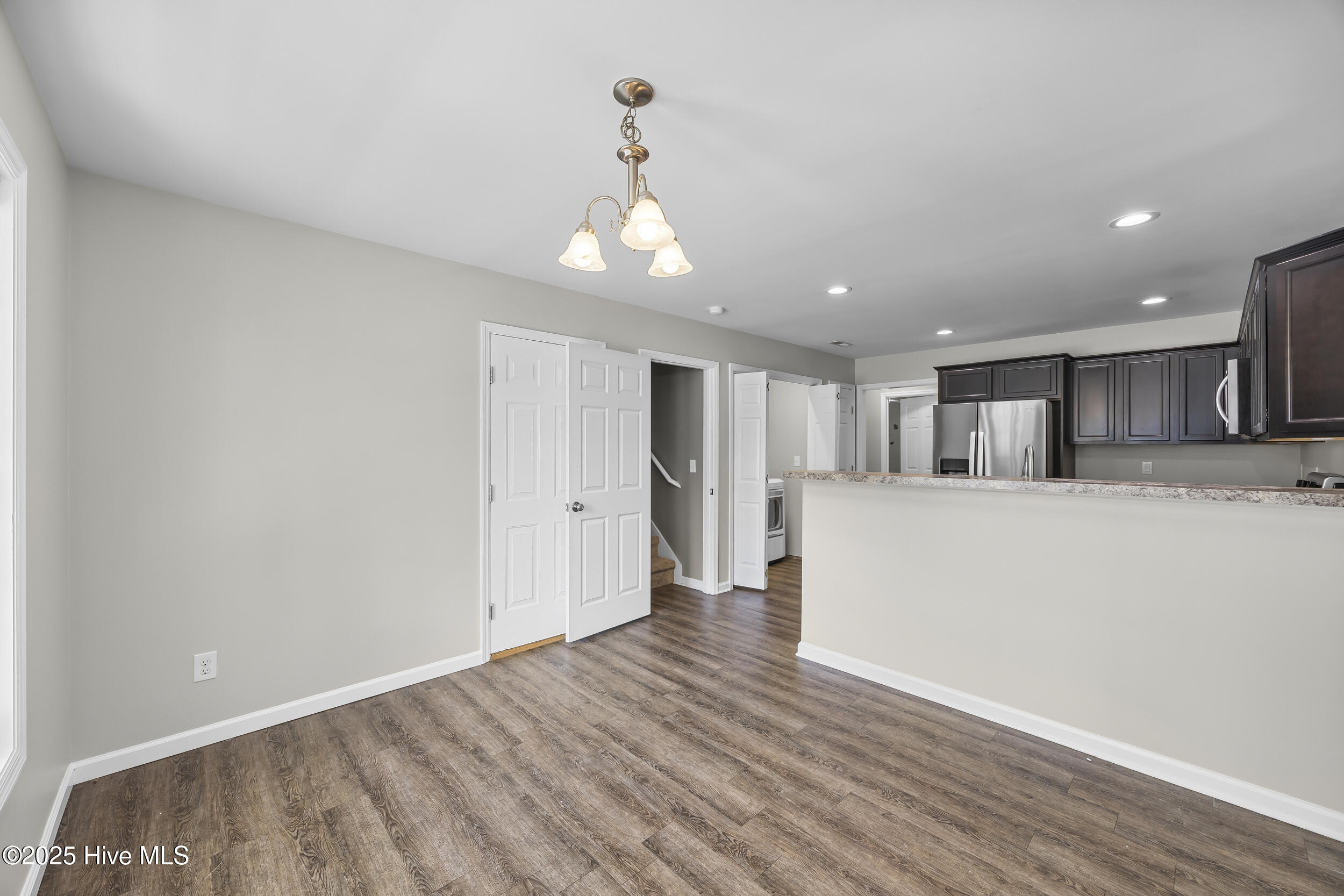 100533405 | Photo 15