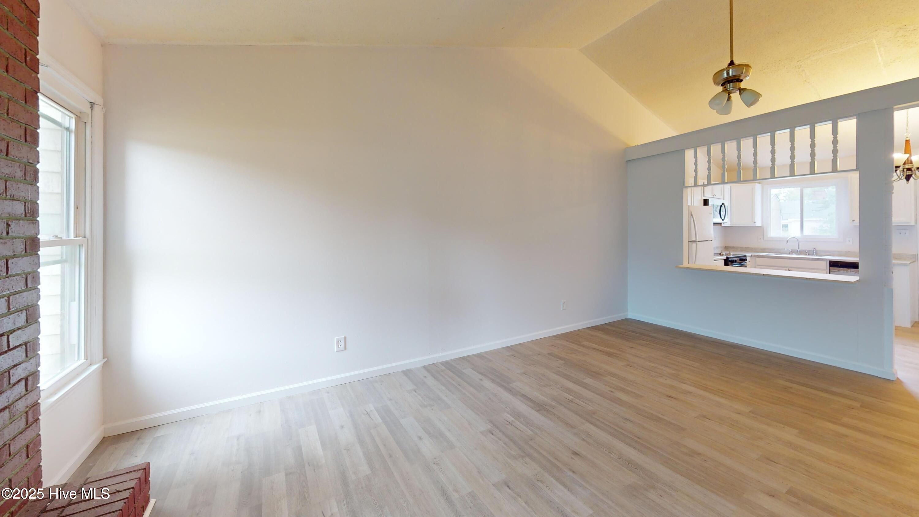 100536322 | Photo 10