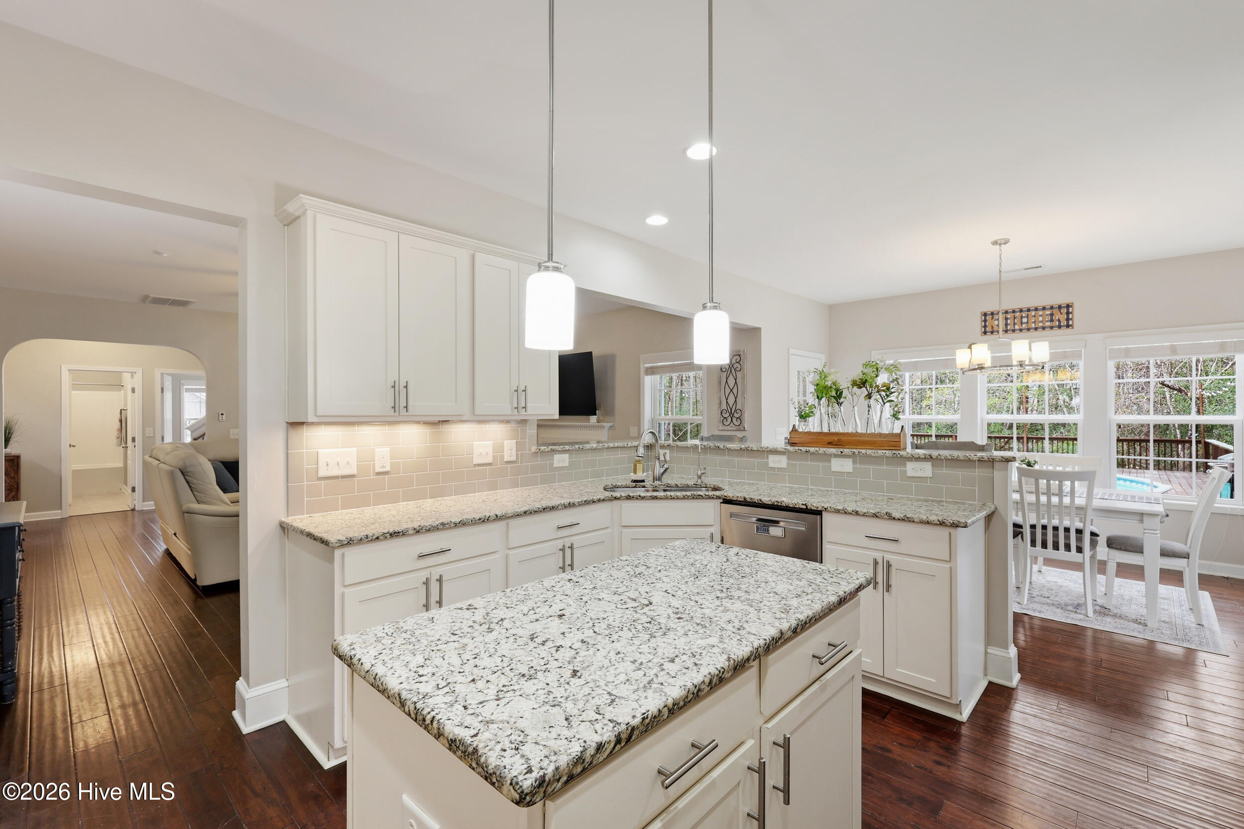 100562179 | Photo 23