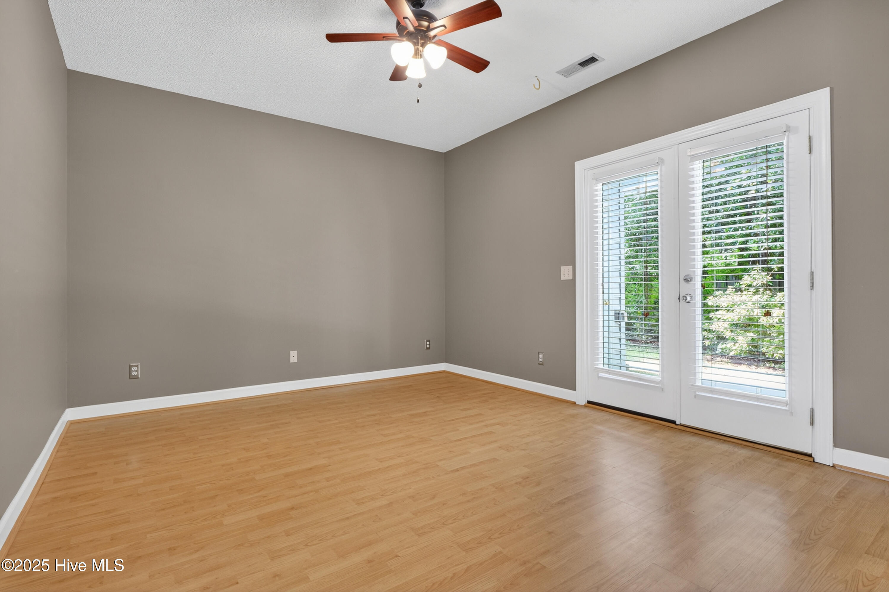 100526304 | Photo 15