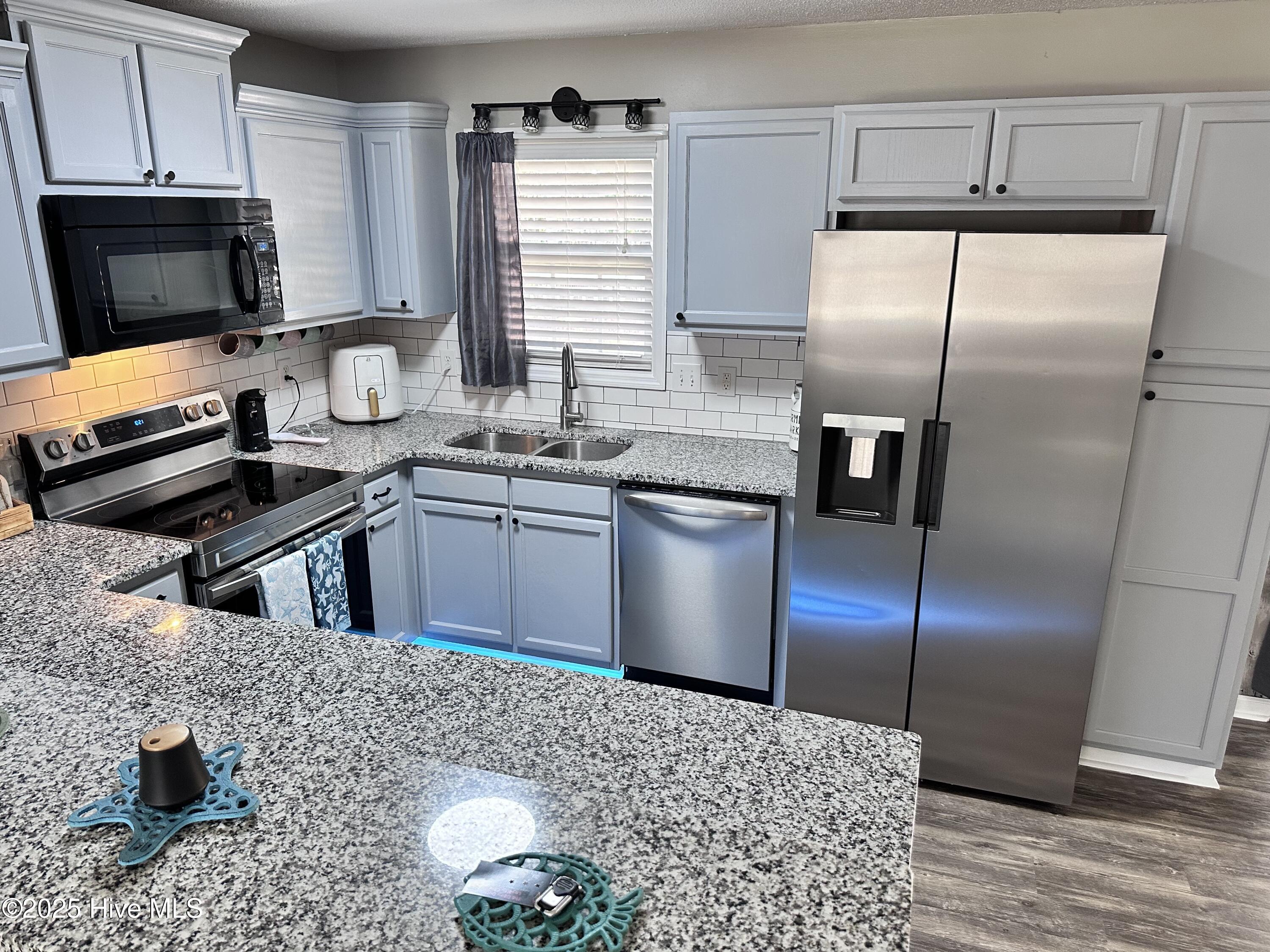 100546985 | Photo 11