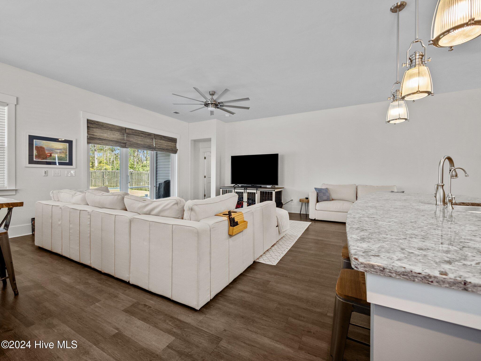 100562894 | Photo 23