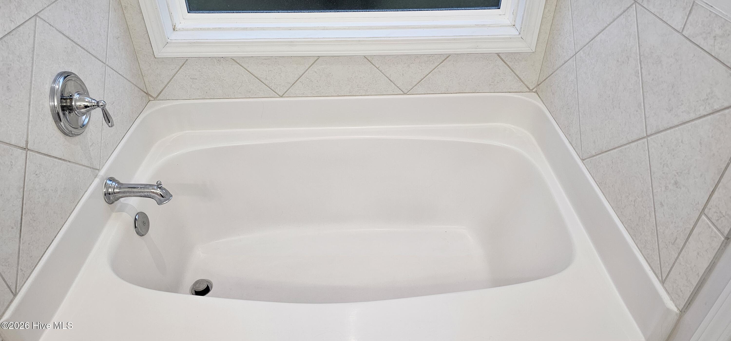 100548448 | Photo 30