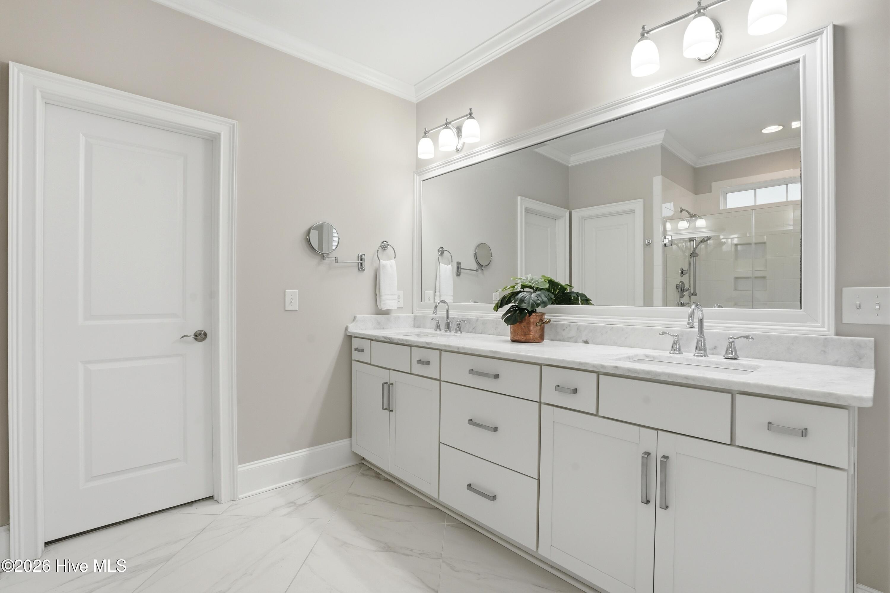 100561469 | Photo 38