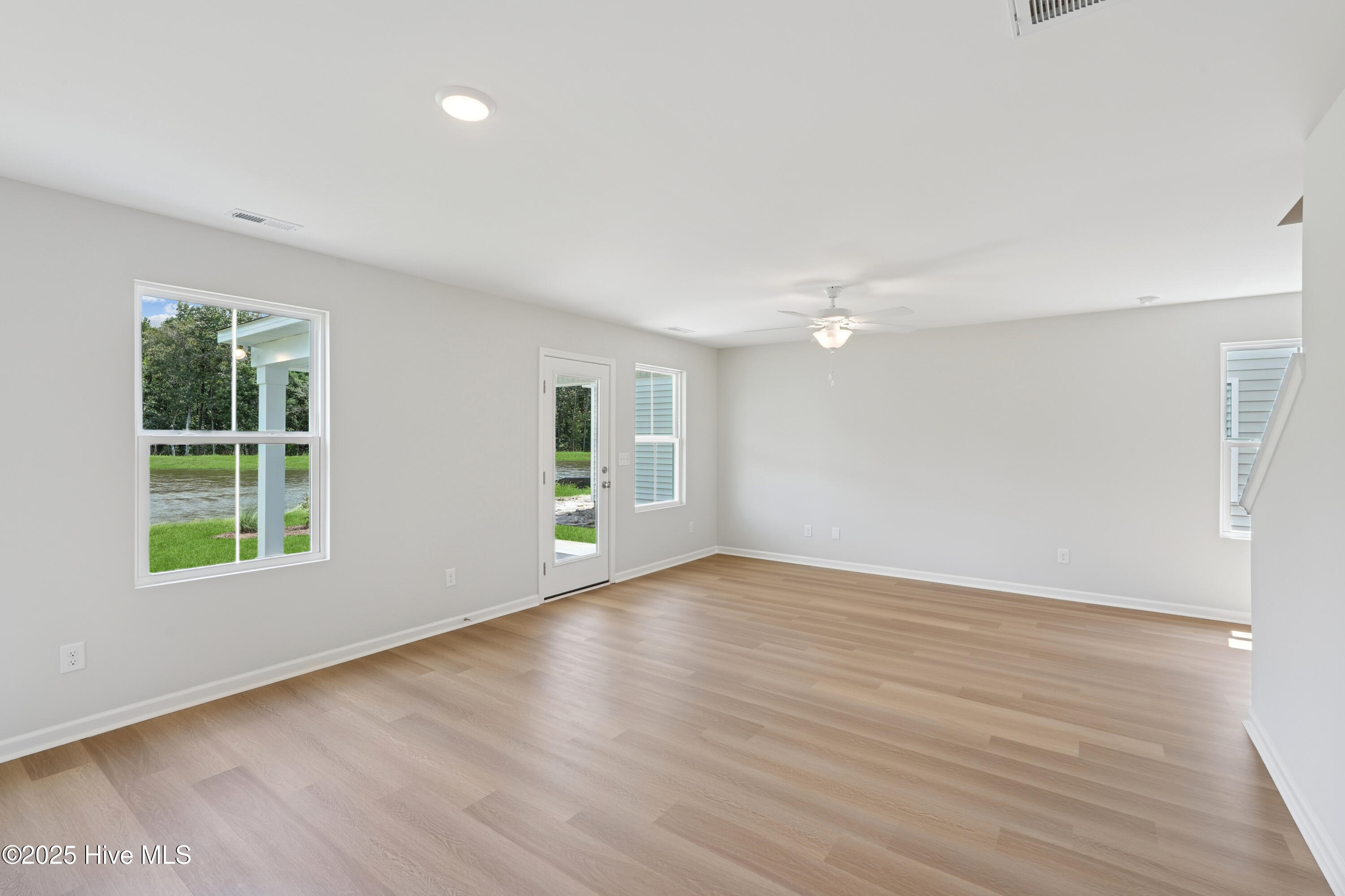 100526876 | Photo 25