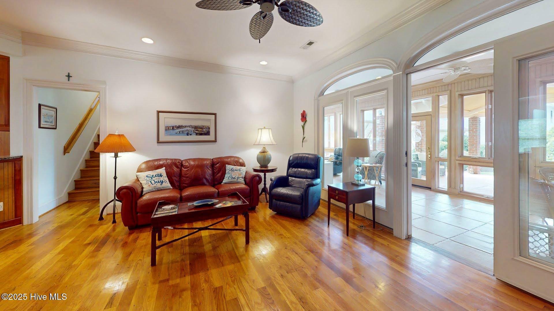 100528011 | Photo 10