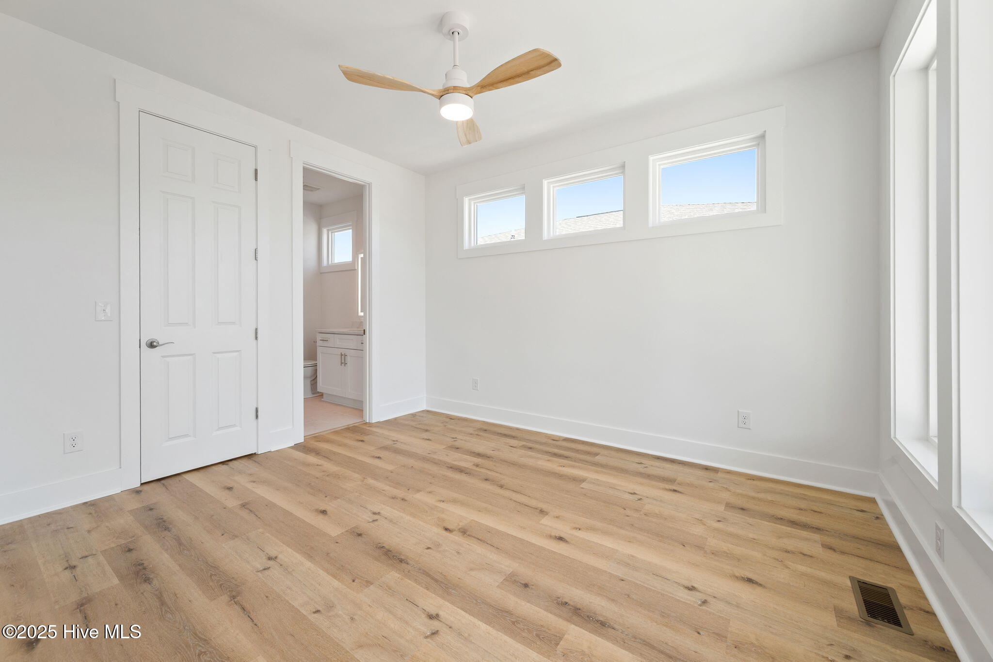 100525403 | Photo 38