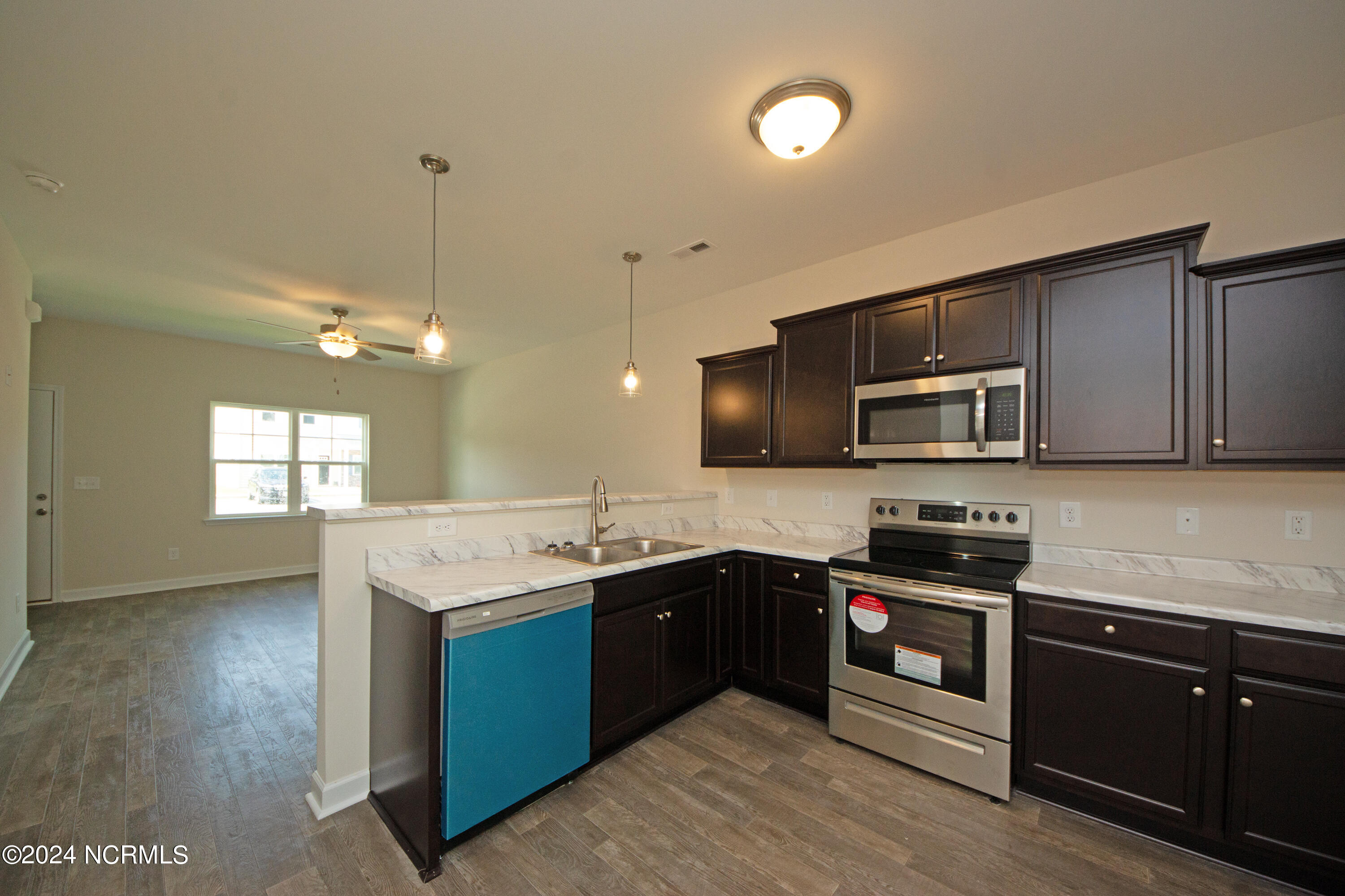 100561401 | Photo 10