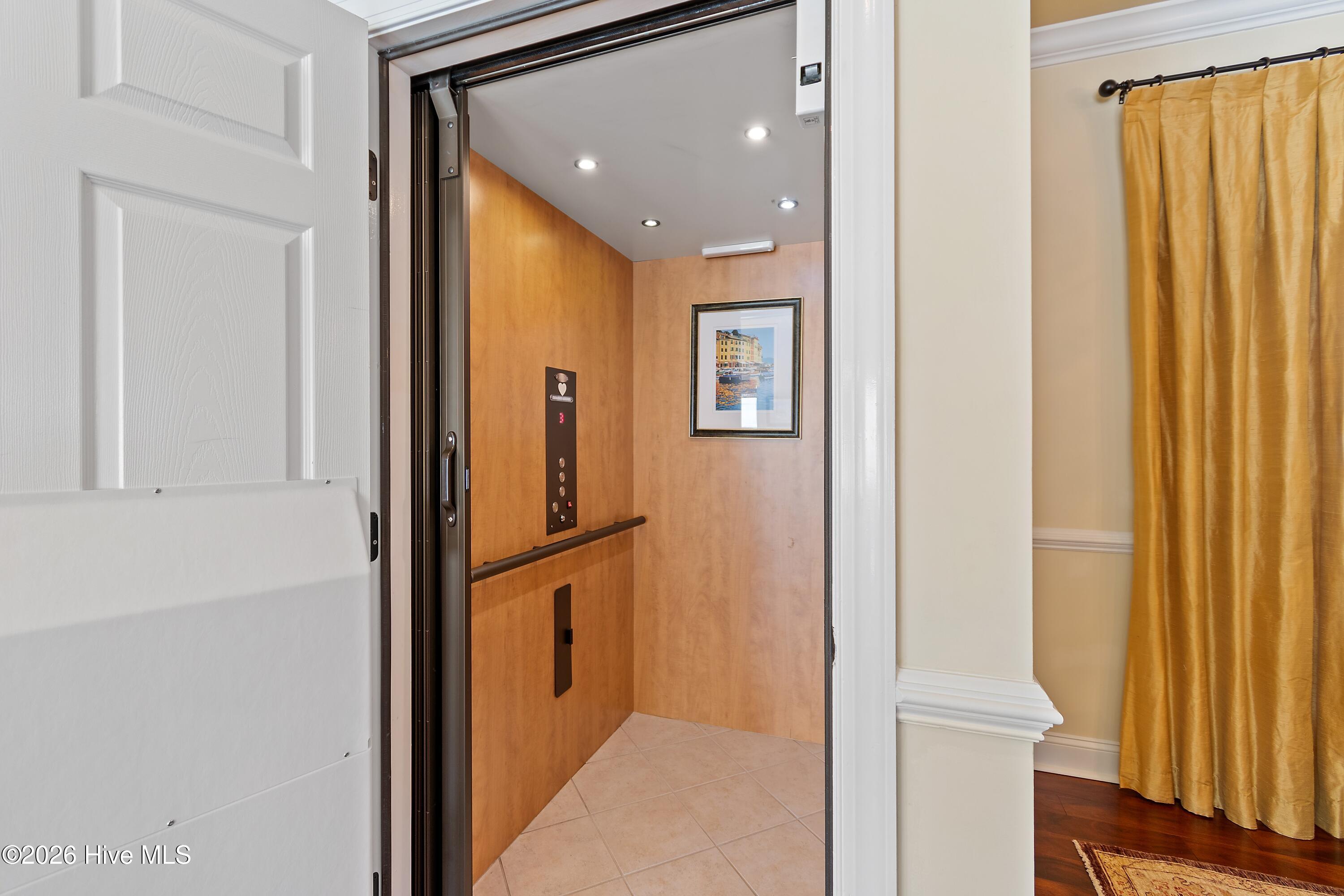 100558702 | Photo 35