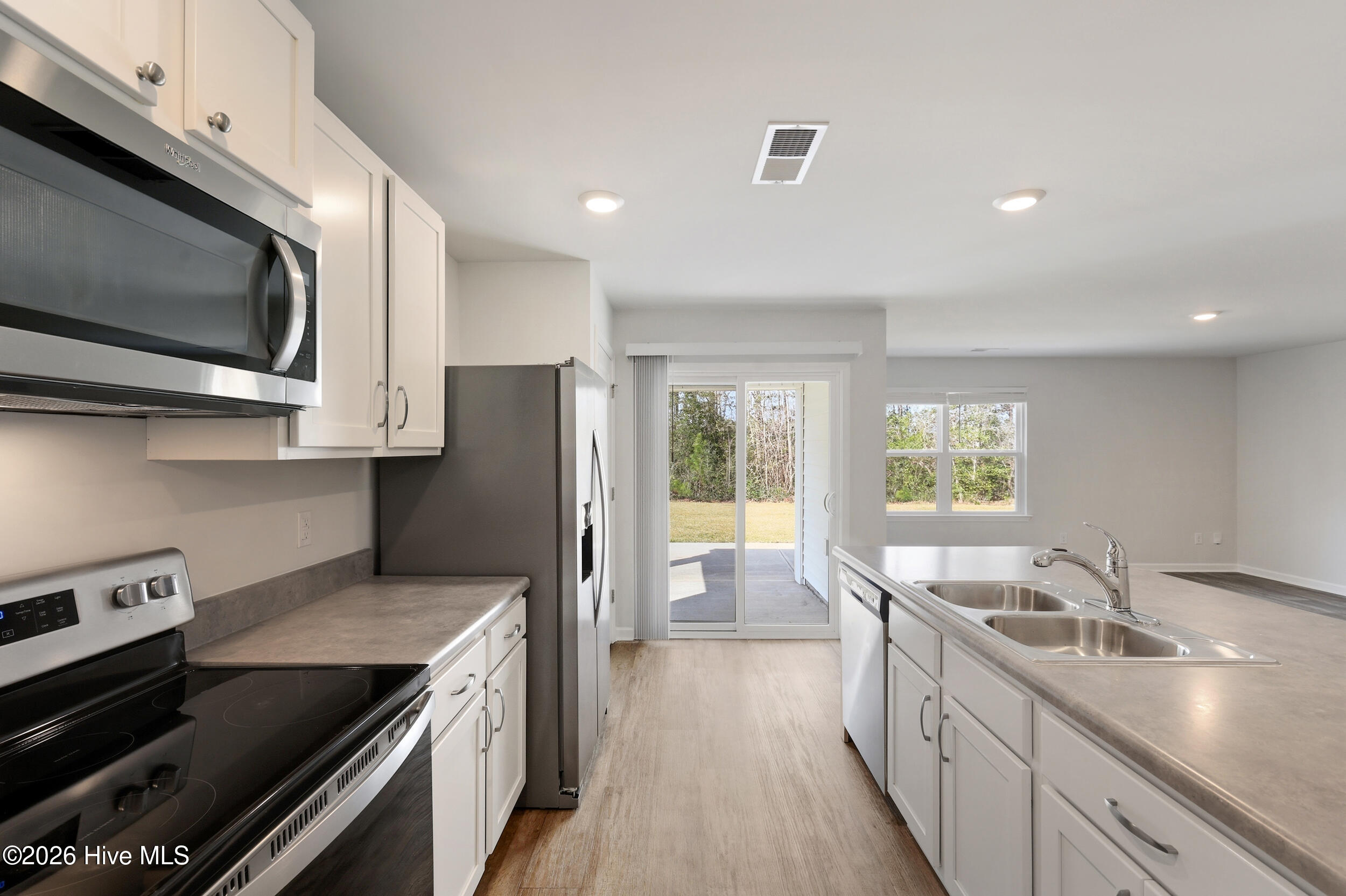 100563089 | Photo 12