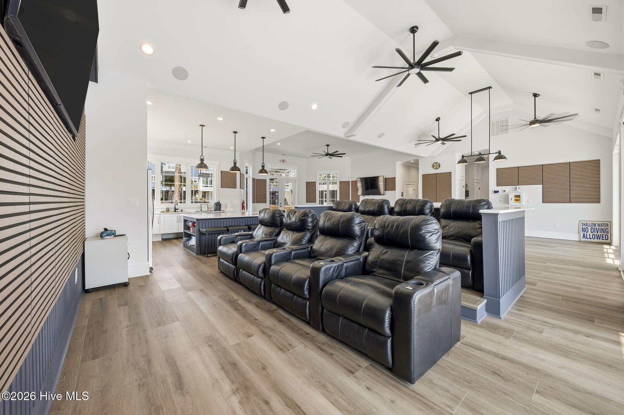 100553827 | Photo 56