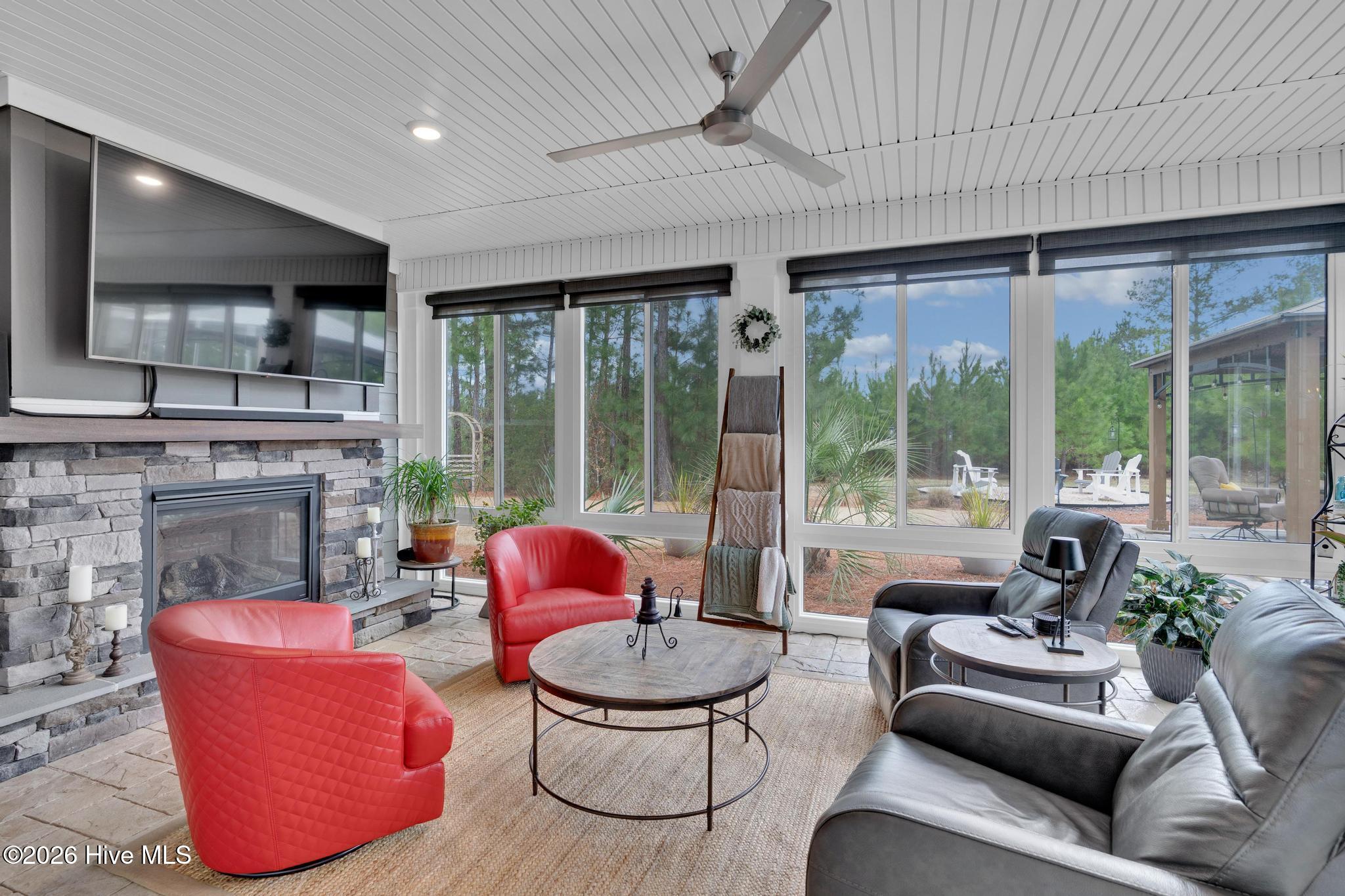 100561438 | Photo 39