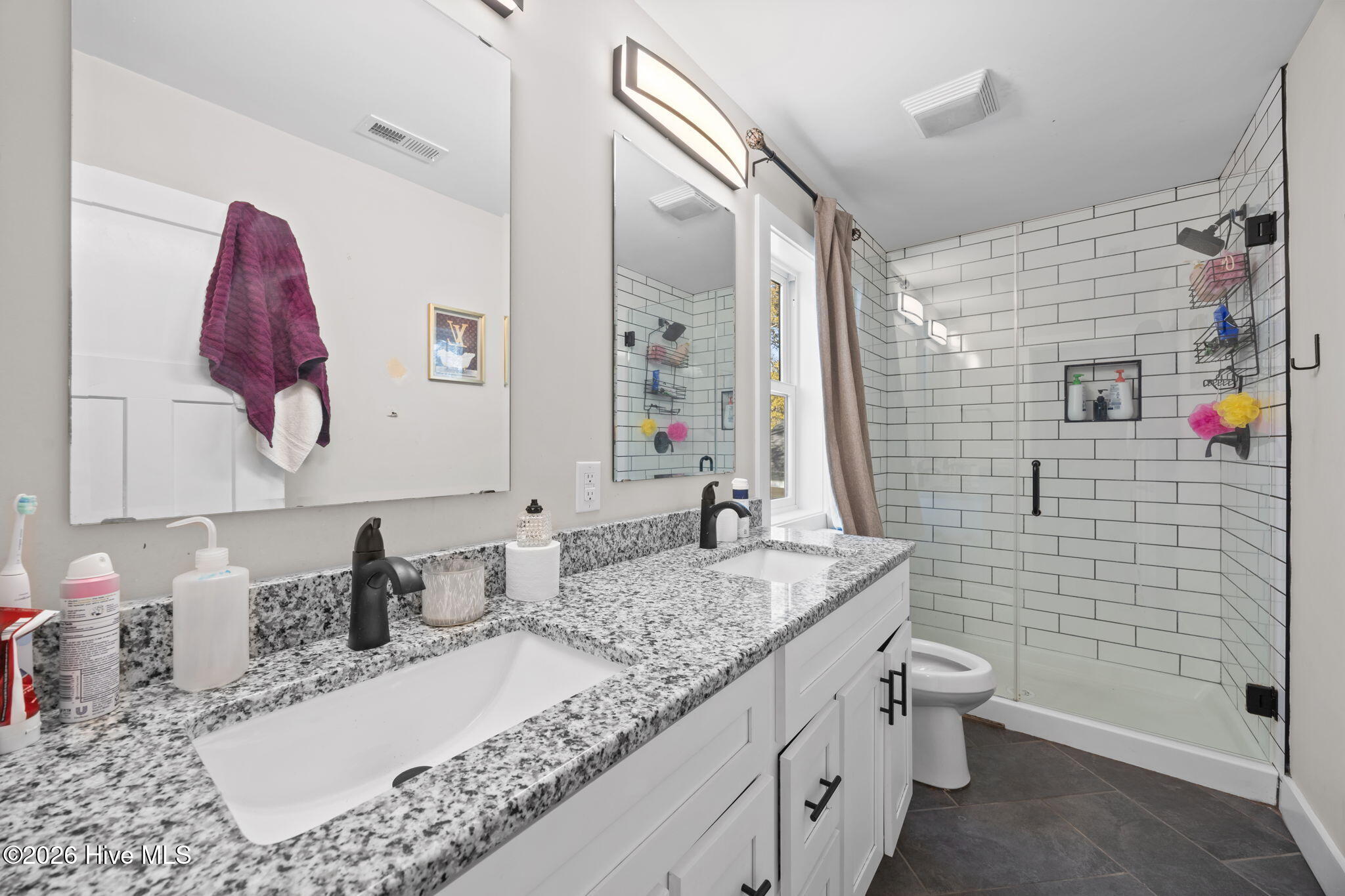 100556827 | Photo 23